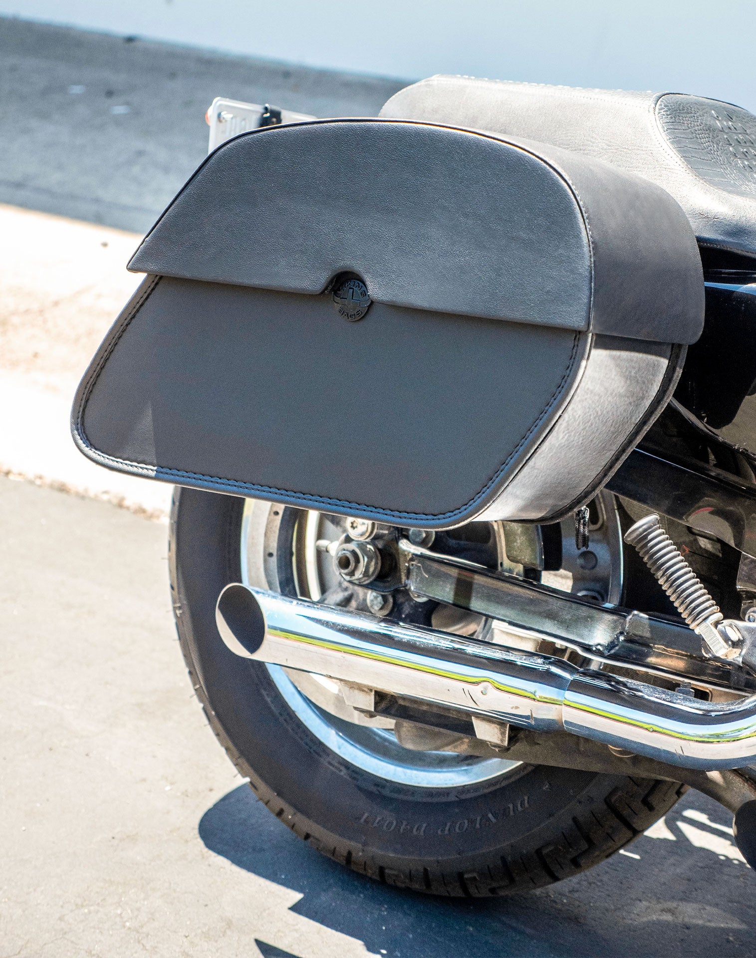 28L - Panzer Medium Quick Mount Leather Saddlebags For Harley Sportster 1200 Custom XL1200C/XLH1200C v3