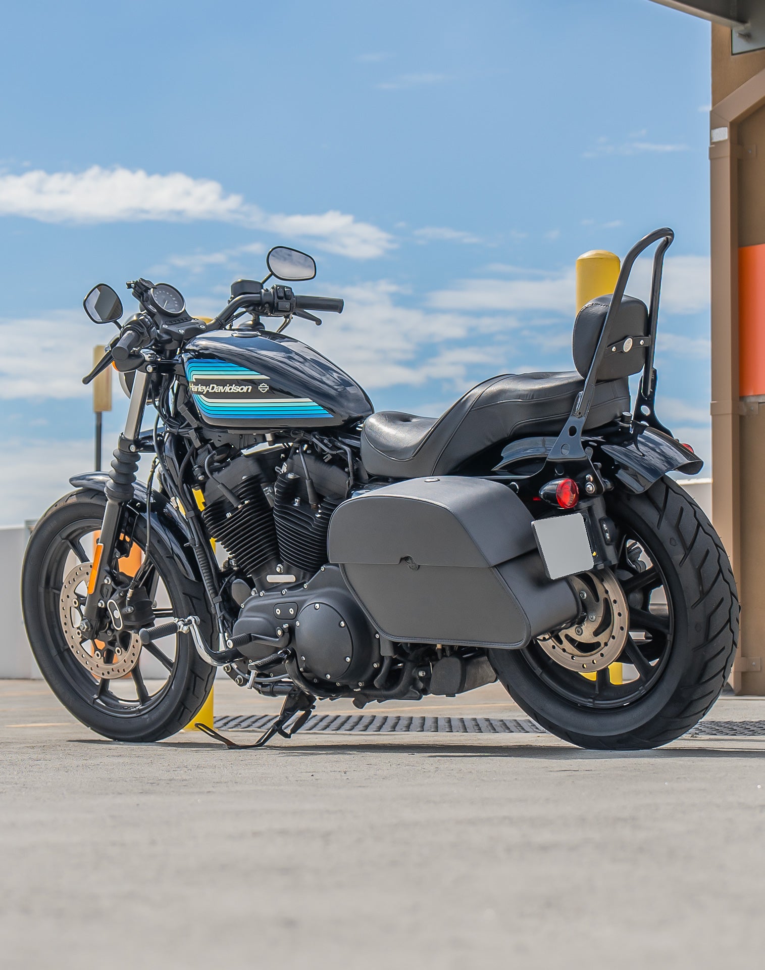 28L - Panzer Medium Quick Mount Leather Saddlebags For Harley Sportster 1200 Iron XL1200NS Lifestyle 1