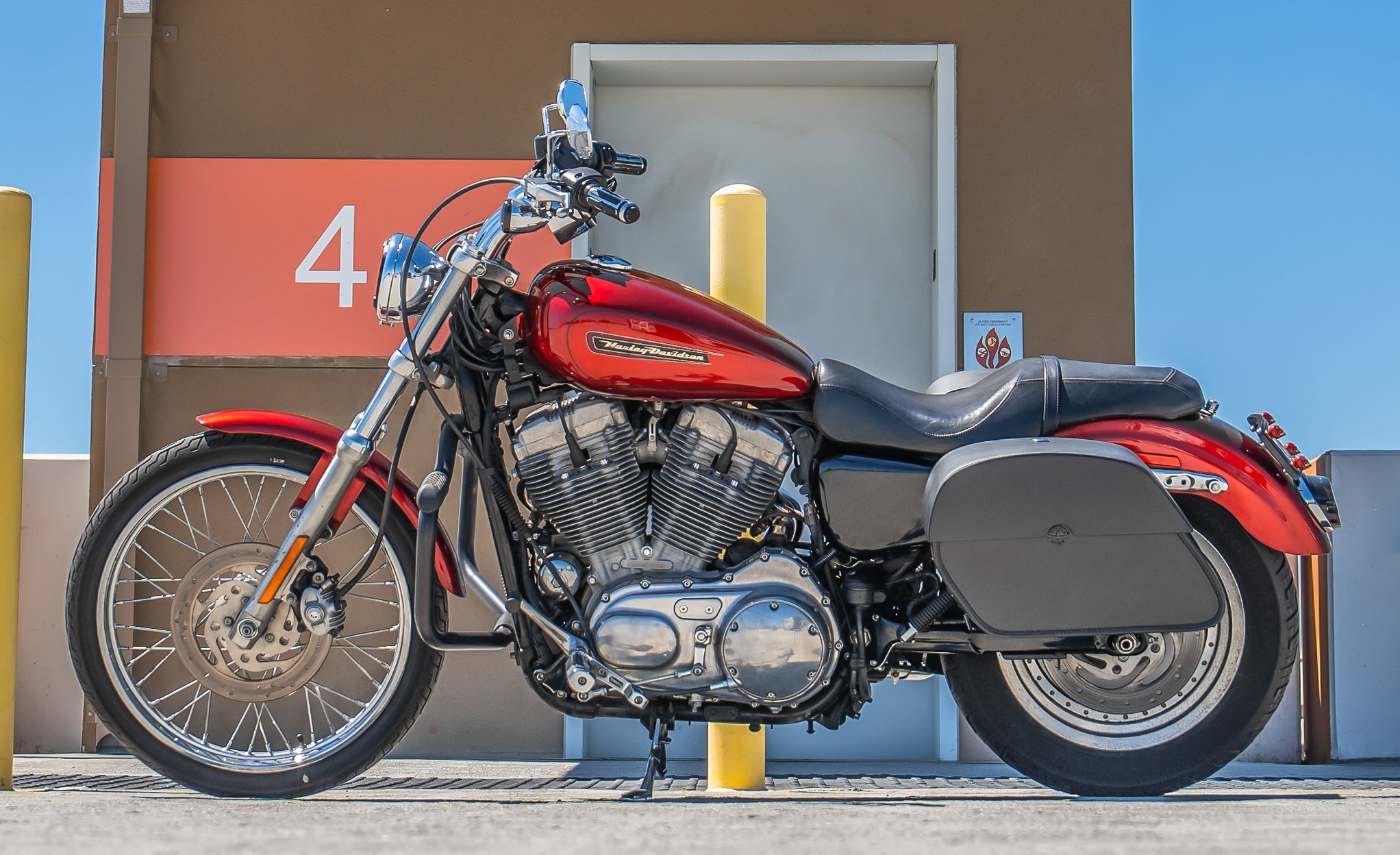 28L - Panzer Medium Quick Mount Leather Saddlebags For Harley Sportster 883 Custom XL883C/XLH883C @expand