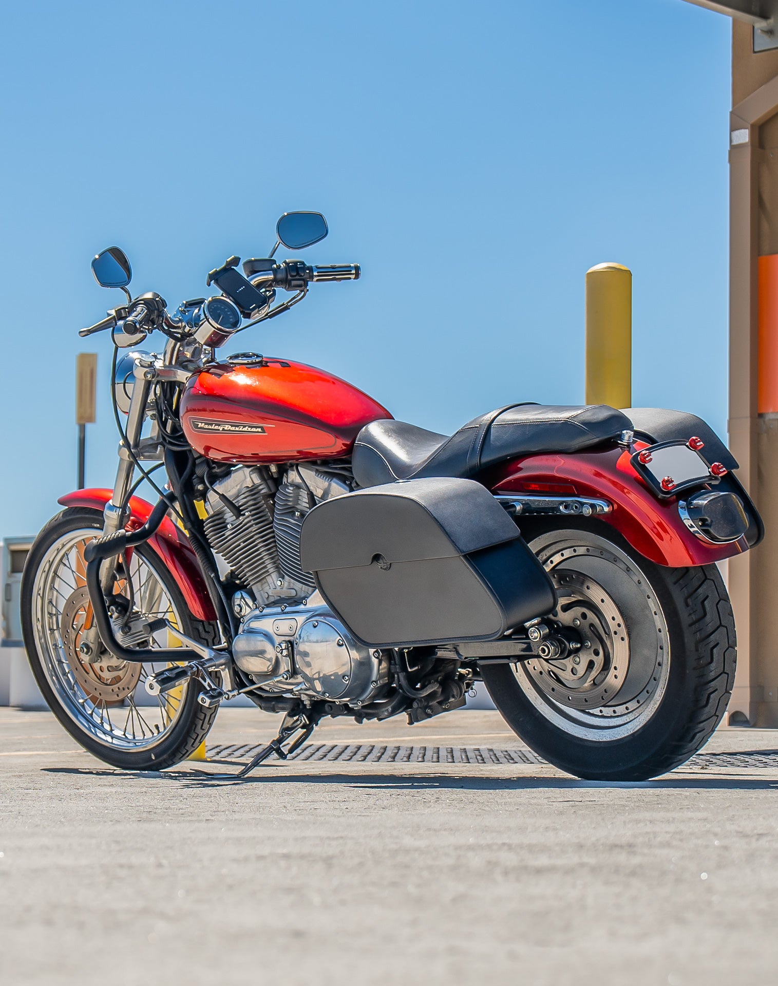 28L - Panzer Medium Quick Mount Leather Saddlebags For Harley Sportster 883 Custom XL883C/XLH883C Lifestyle