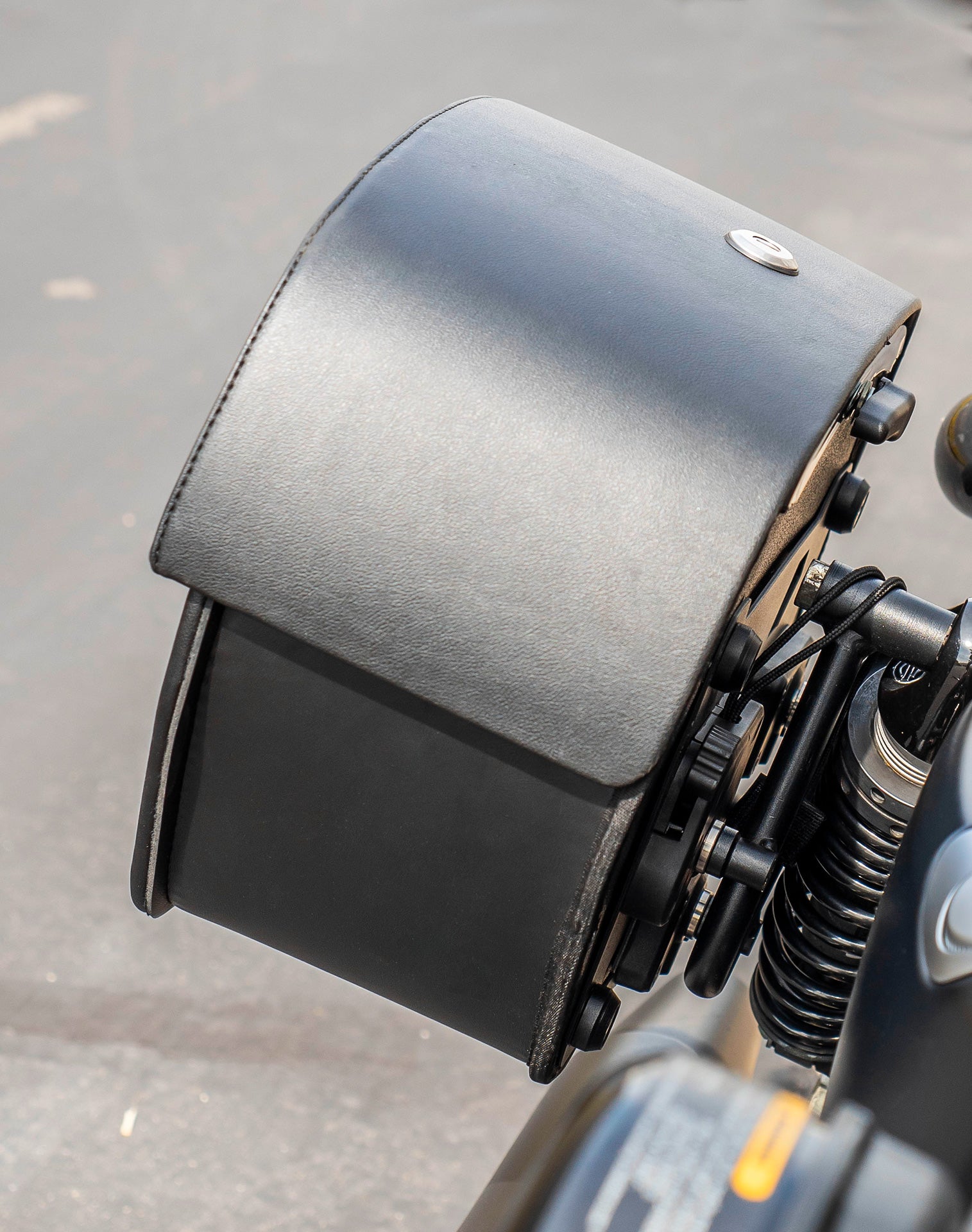 28L - Panzer Medium Quick Mount Leather Saddlebags For Harley Sportster 883 Iron XL883N v3