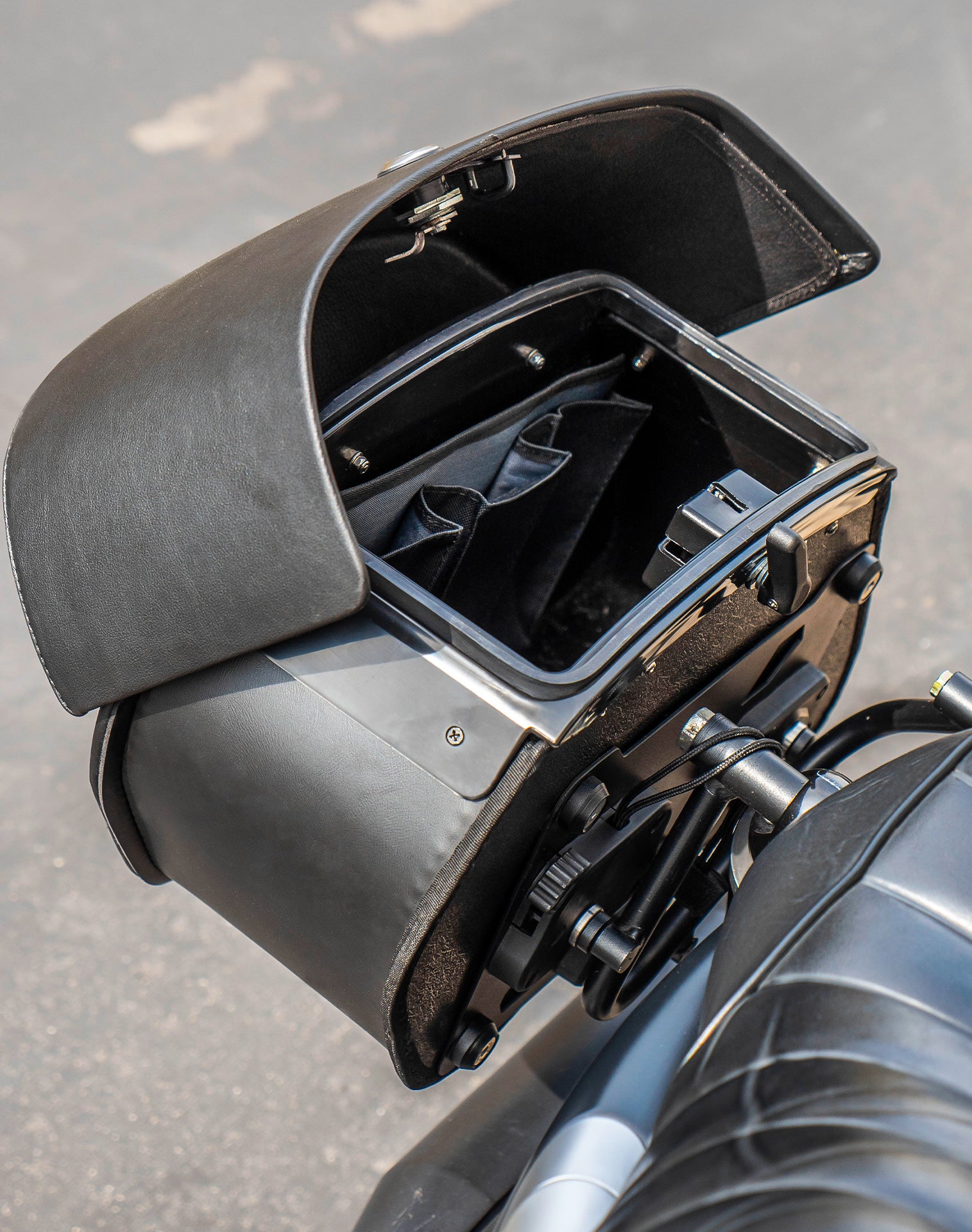 28L - Panzer Medium Quick Mount Leather Saddlebags For Harley Sportster 883 Iron XL883N v4