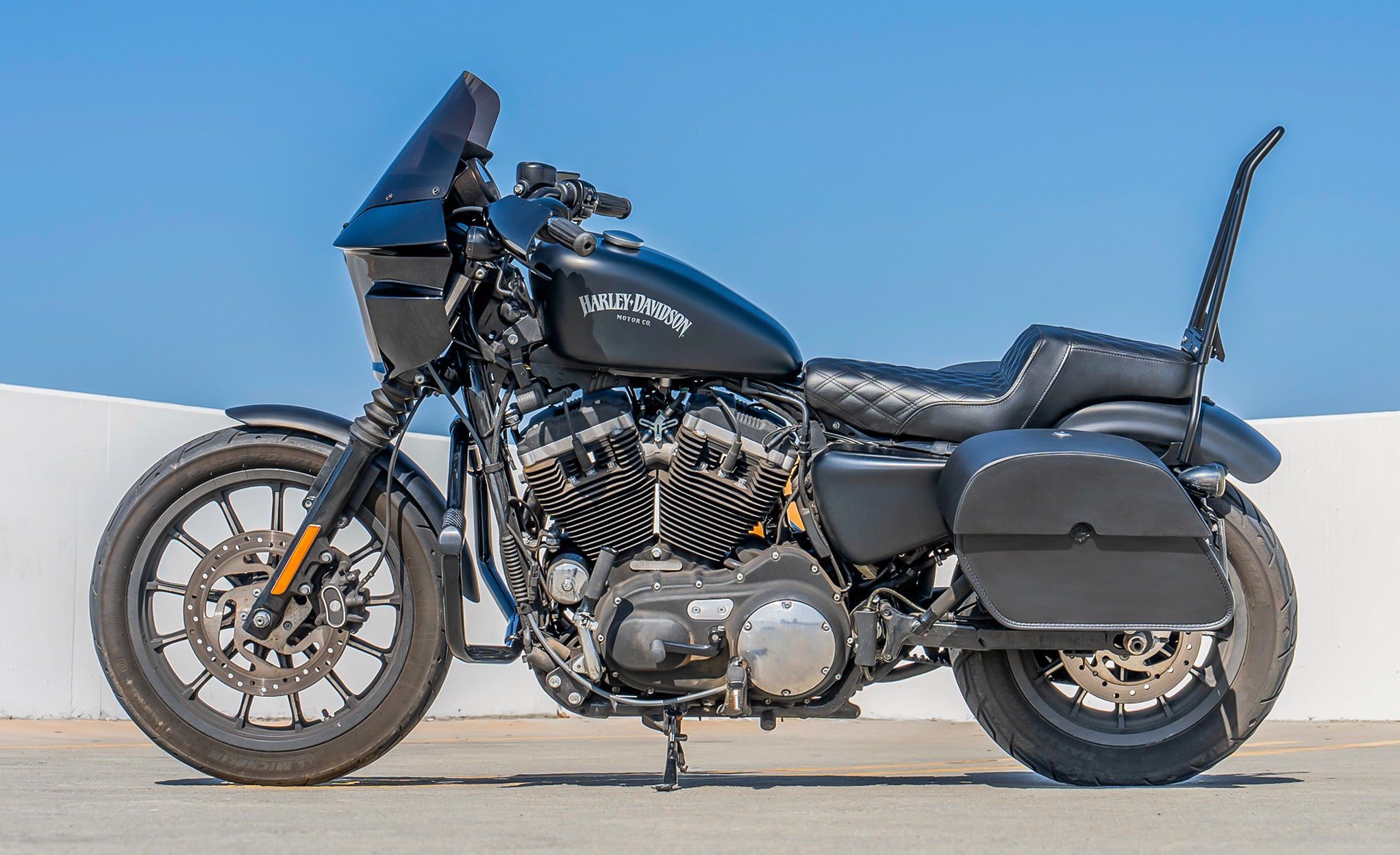 28L - Panzer Medium Quick Mount Leather Saddlebags For Harley Sportster 883 Iron XL883N Lifestyle @expand