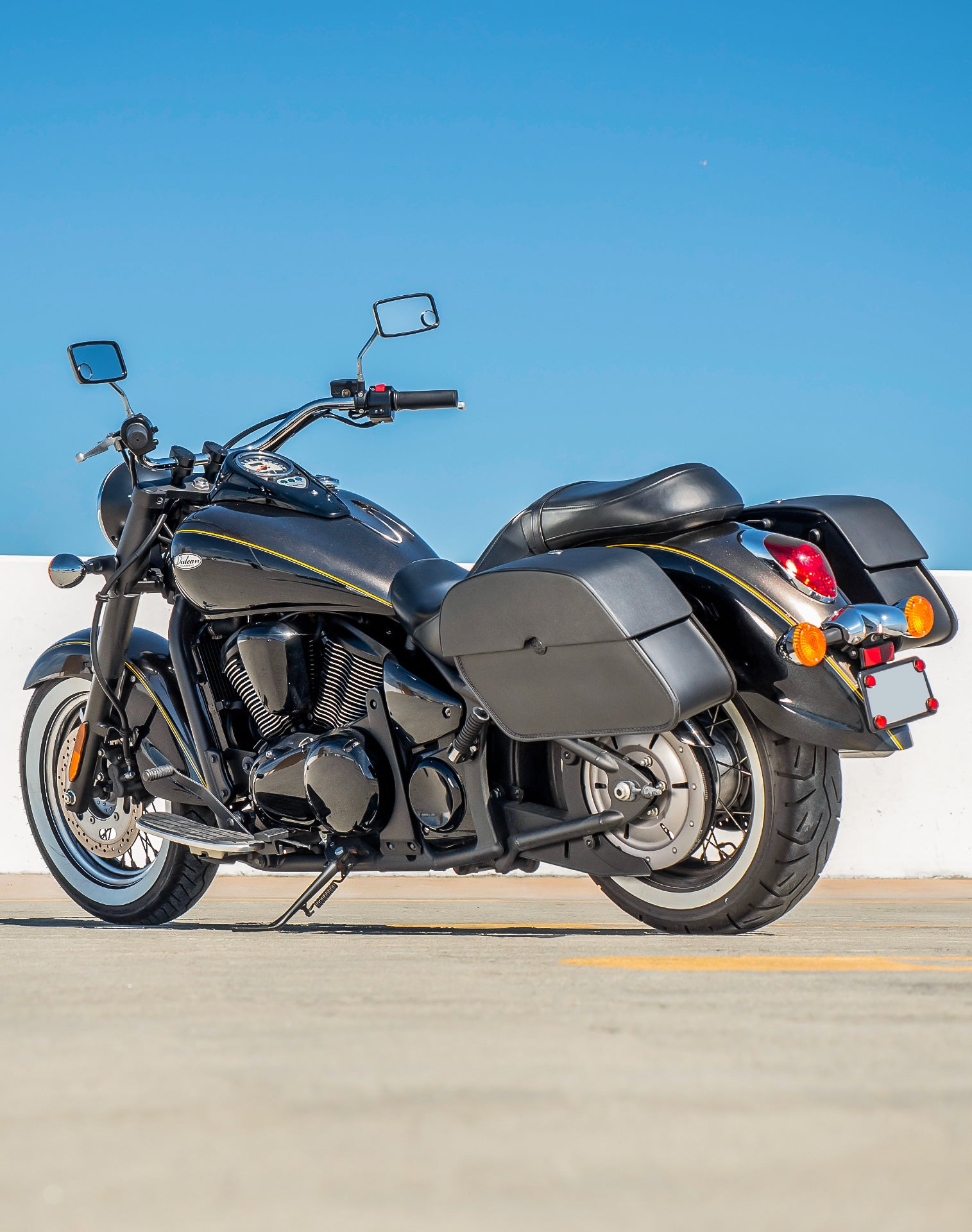 28L - Panzer Medium Quick Mount Kawasaki Vulcan 900 Classic VN900 Leather Saddlebags v1