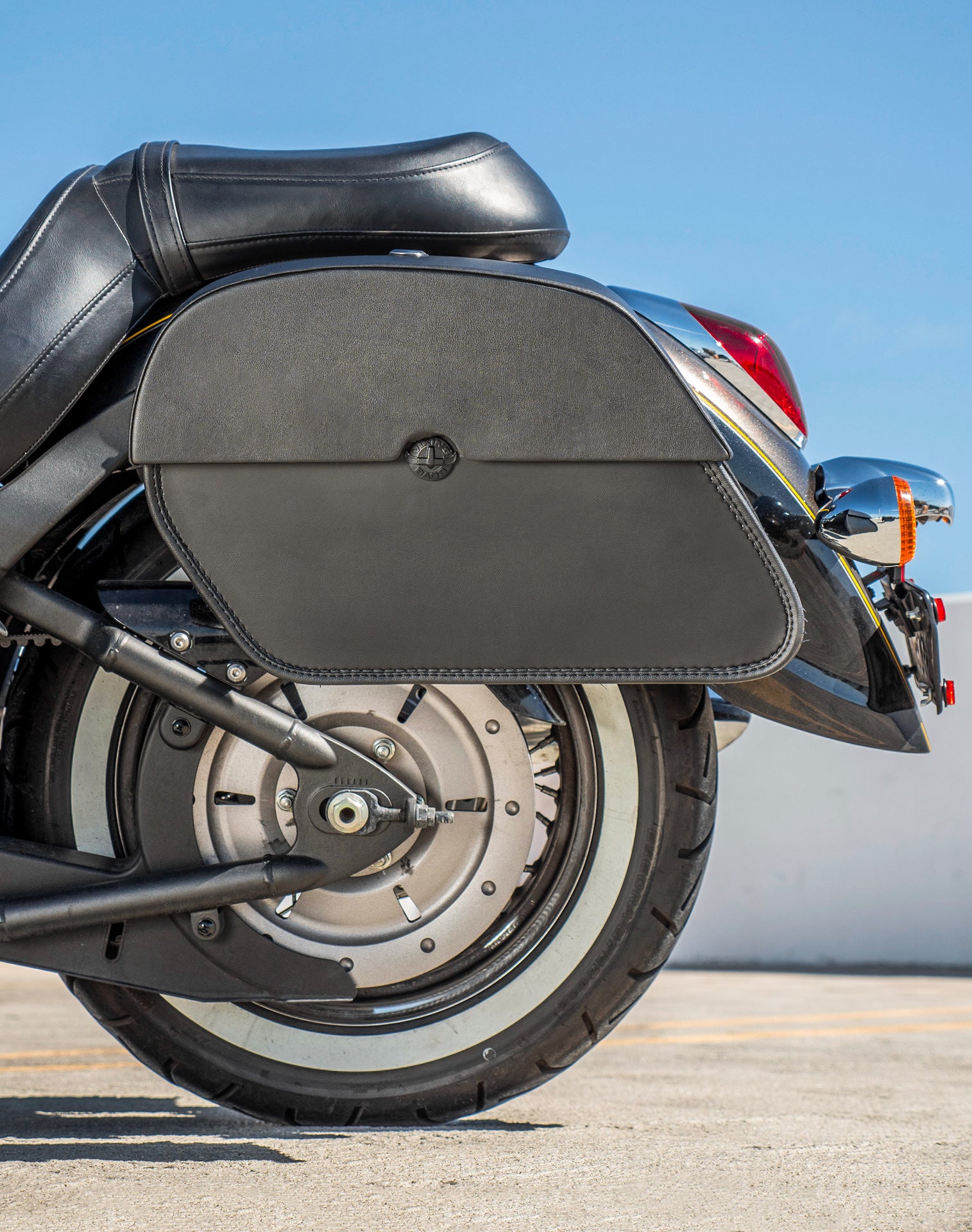 28L - Panzer Medium Quick Mount Kawasaki Vulcan 900 Classic VN900 Leather Saddlebags v2