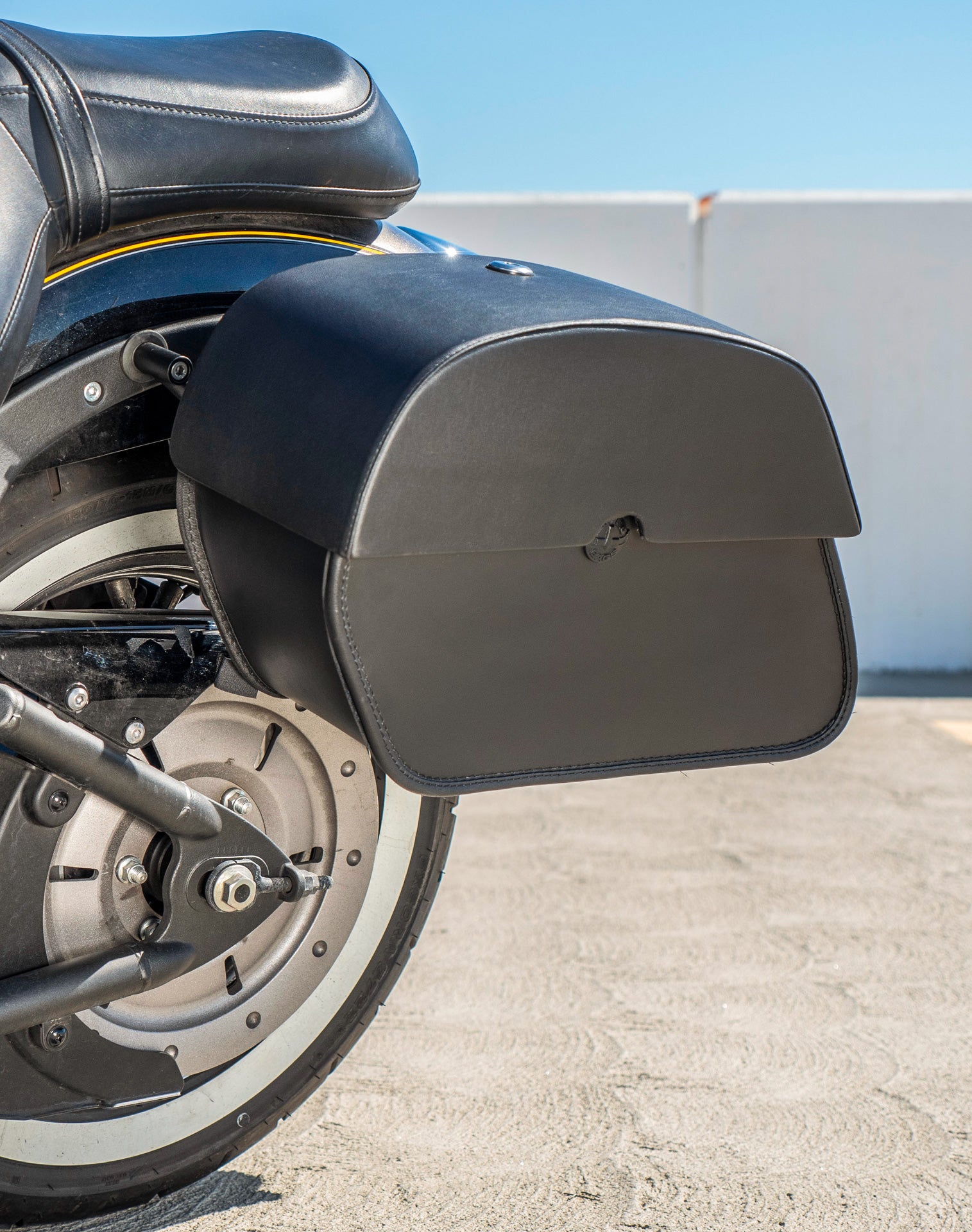 28L - Panzer Medium Quick Mount Kawasaki Vulcan 900 Classic VN900 Leather Saddlebags v2