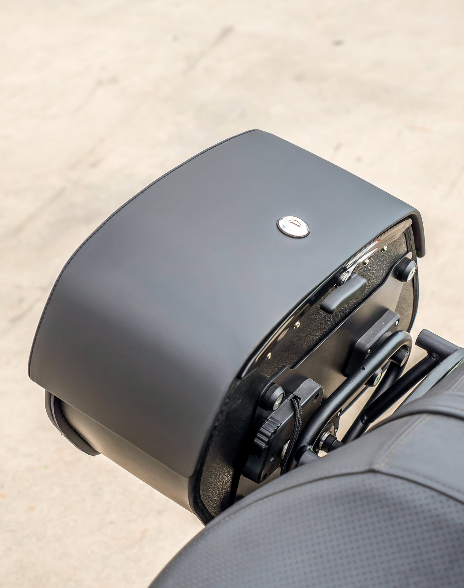 28L - Panzer Medium Quick Mount Kawasaki Vulcan 900 Custom VN900C Leather Saddlebags v2