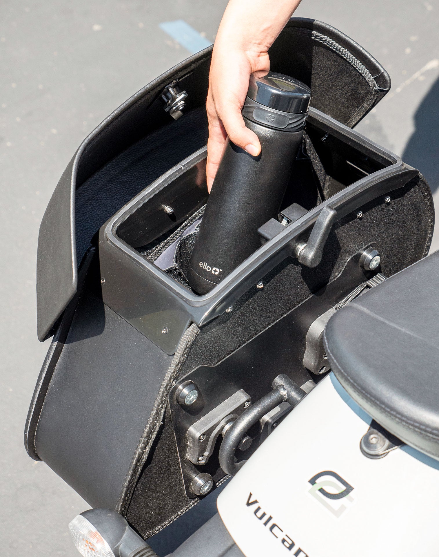 28L - Panzer Medium Quick Mount Kawasaki Vulcan S VN650 Leather Saddlebags Vertical 4