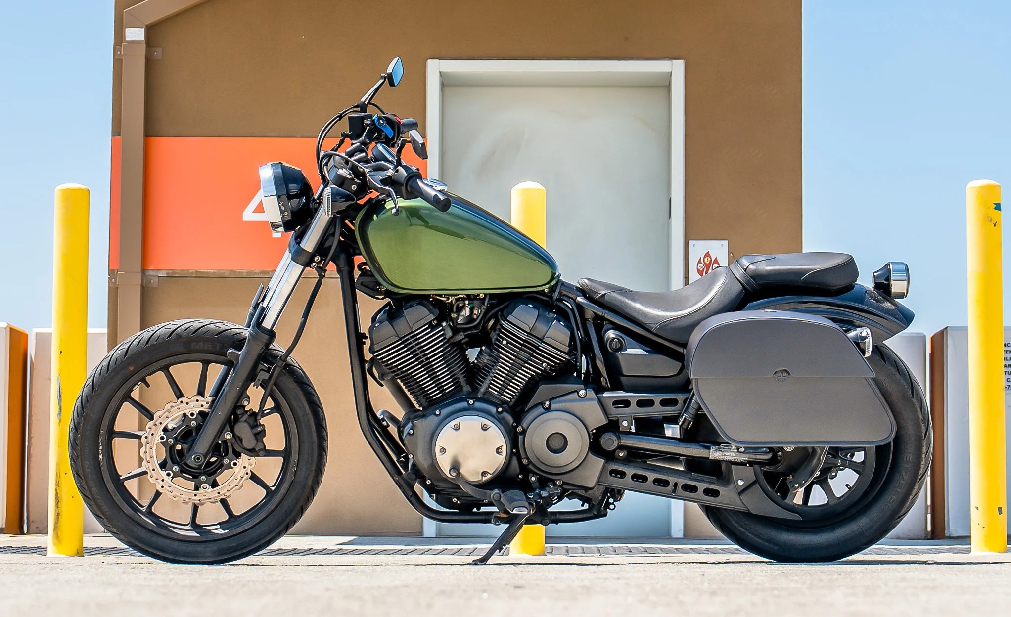 28L - Panzer Medium Quick Mount Yamaha Bolt Leather Saddlebags @expand