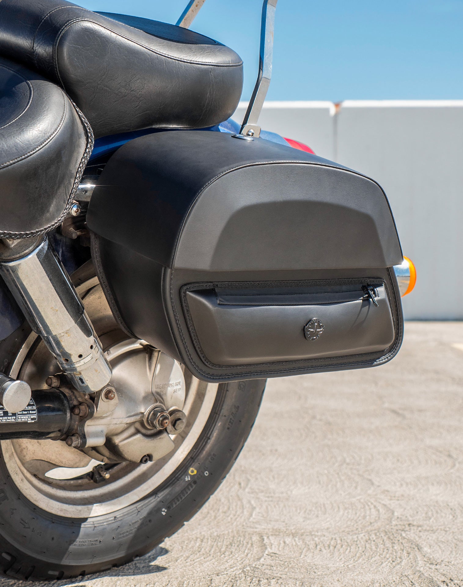 28L - Pantheon Medium Shadow 1100 Sabre Leather Motorcycle Saddlebags v3