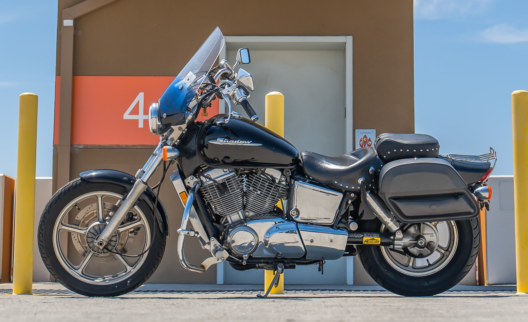 28L - Pantheon Medium Honda Shadow 1100 Spirit Leather Saddlebags @expand