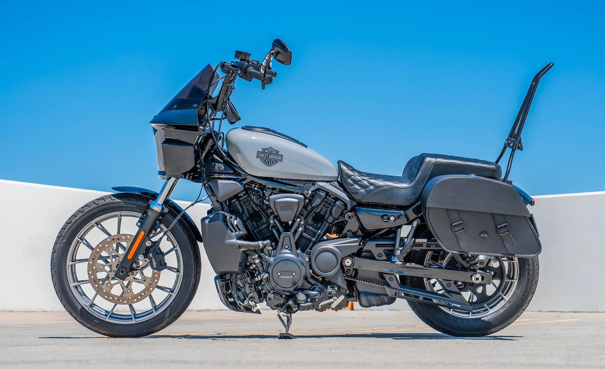 28L - Baelor Medium Quick Mount Harley Nightster RH975/S Motorcycle Saddlebags Lifestyle @expand