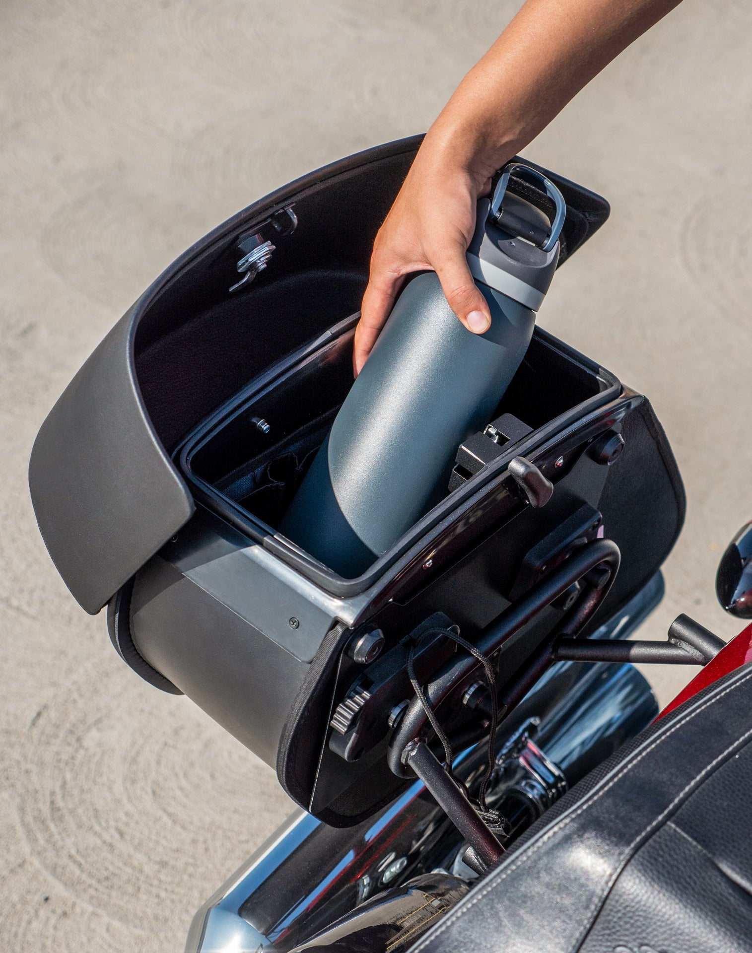 28L - Baelor Medium Quick-Mount Indian Chief Bobber (2022+) Motorcycle Saddlebags v4