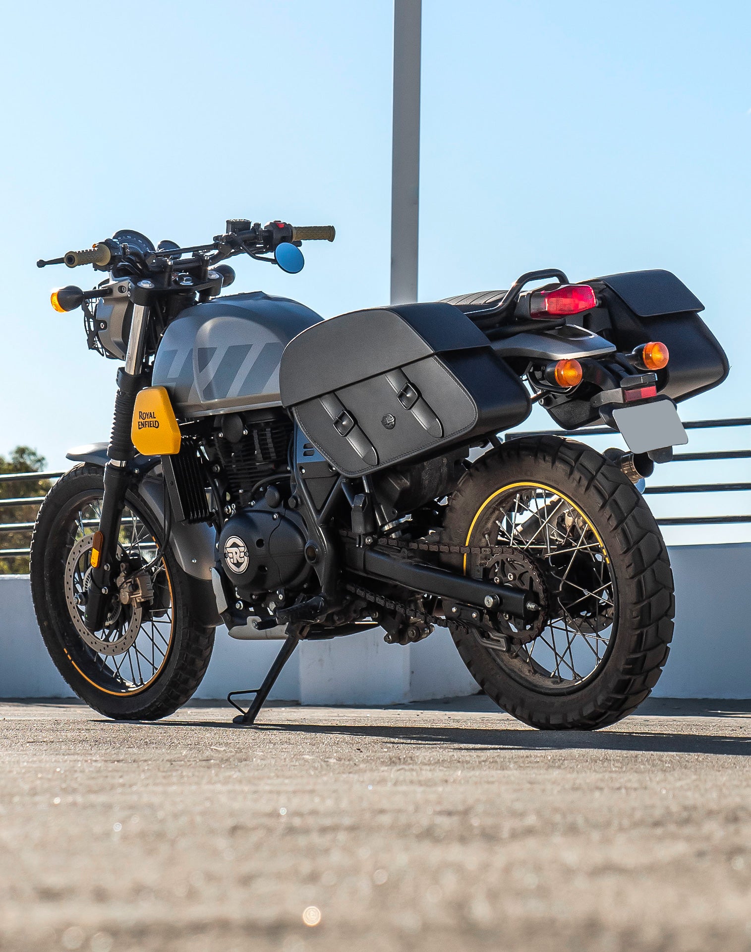 28L - Baelor Medium Quick Mount Royal Enfield Scram 411 Motorcycle Saddlebags v1