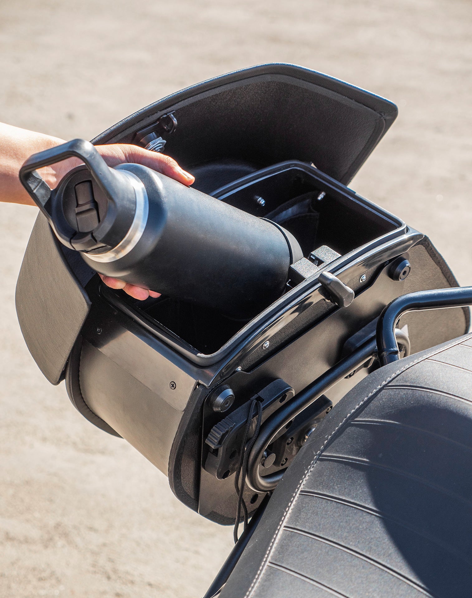 28L - Baelor Medium Quick Mount Royal Enfield Scram 411 Motorcycle Saddlebags v4