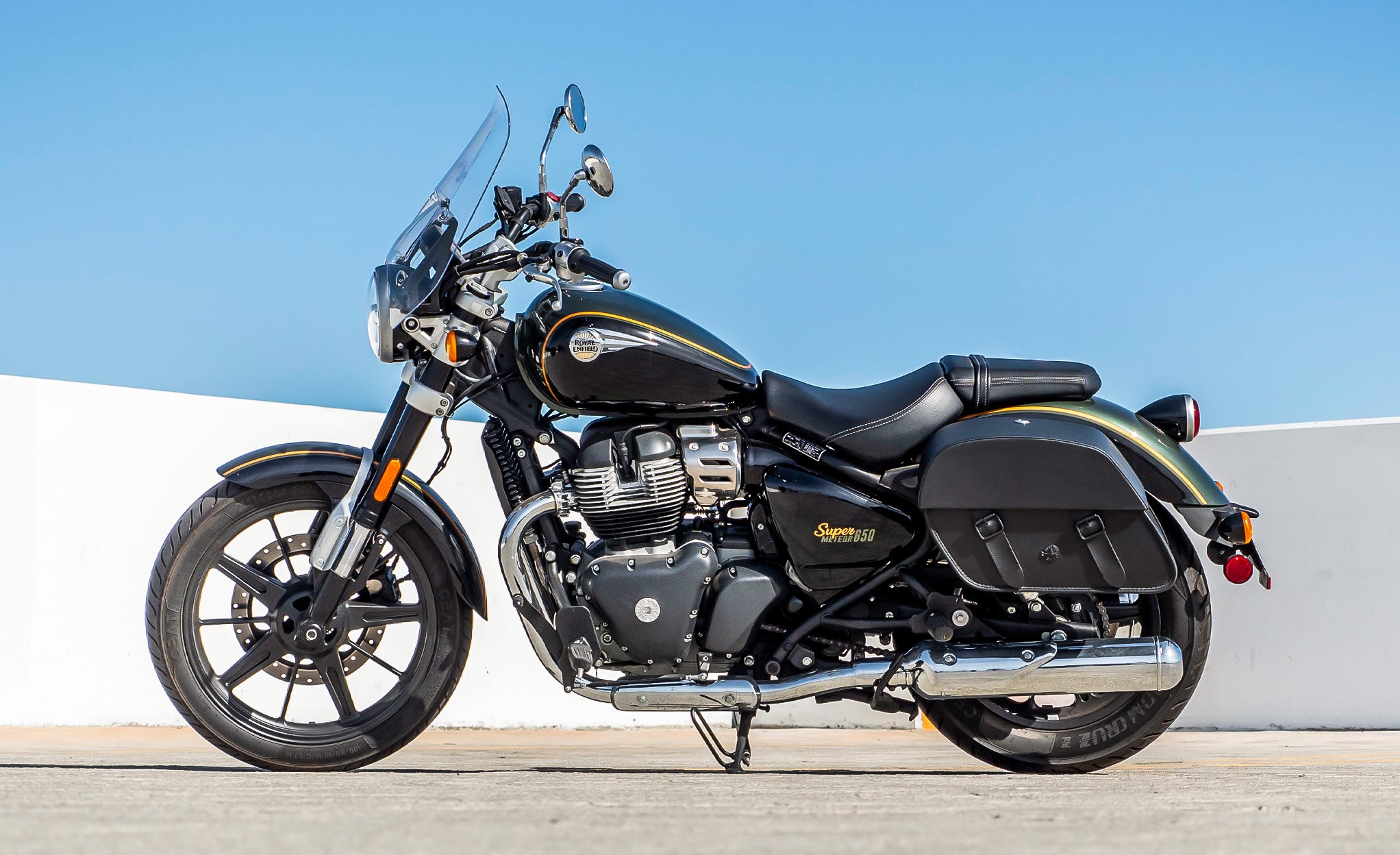 28L - Baelor Medium Quick-Mount Royal Enfield Super Meteor 650 Motorcycle Saddlebags @expand