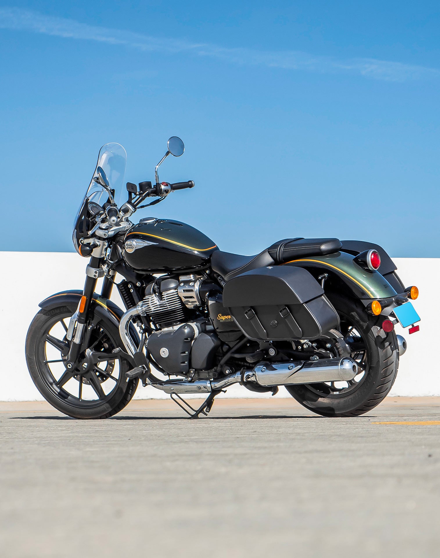 28L - Baelor Medium Quick-Mount Royal Enfield Super Meteor 650 Motorcycle Saddlebags v1