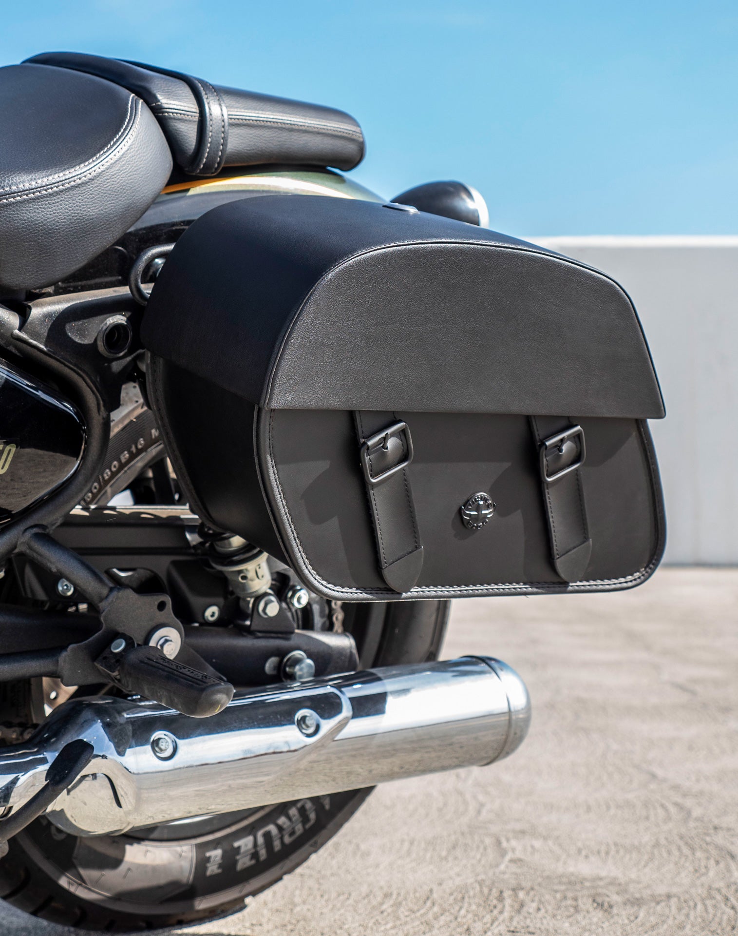 28L - Baelor Medium Quick-Mount Royal Enfield Super Meteor 650 Motorcycle Saddlebags v2