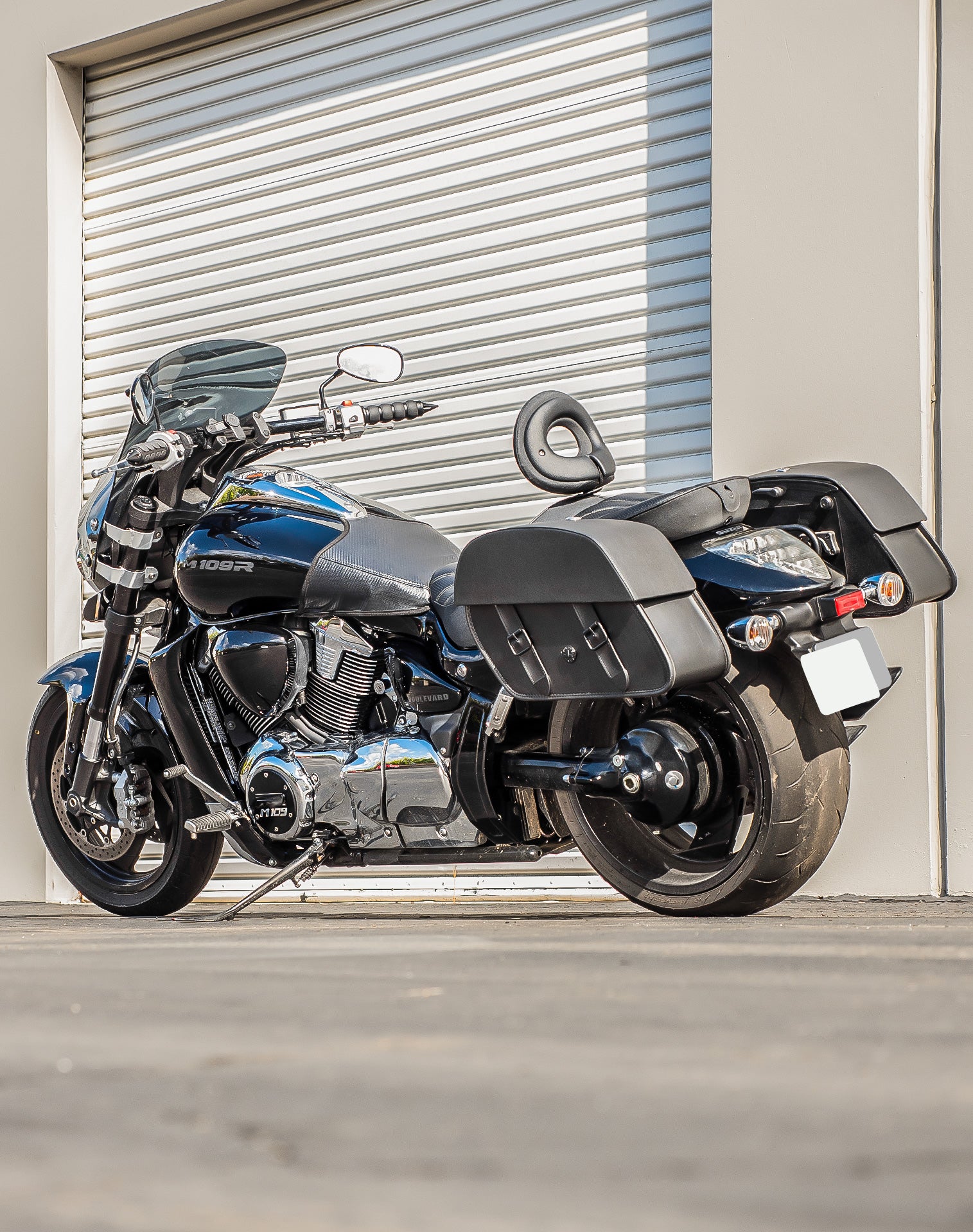 28L - Baelor Medium Quick-Mount Suzuki Boulevard M109 VZR1800 Motorcycle Saddlebags v1