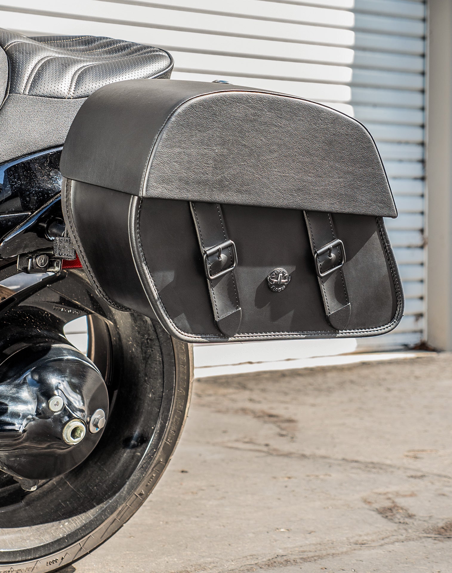 28L - Baelor Medium Quick-Mount Suzuki Boulevard M109 VZR1800 Motorcycle Saddlebags v2