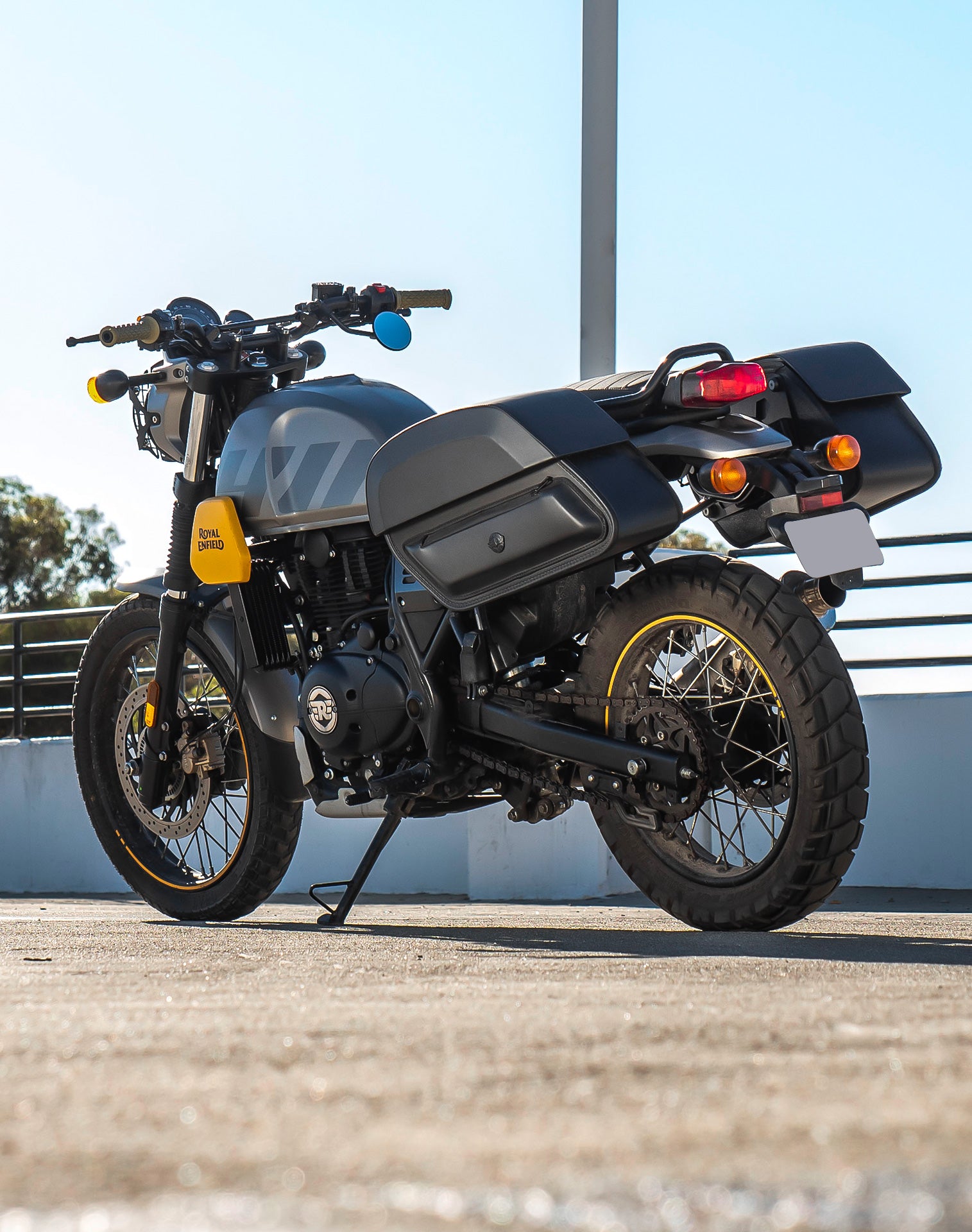 28L - Pantheon Medium Quick-Mount Royal Enfield Scram 411 Motorcycle Saddlebags v1