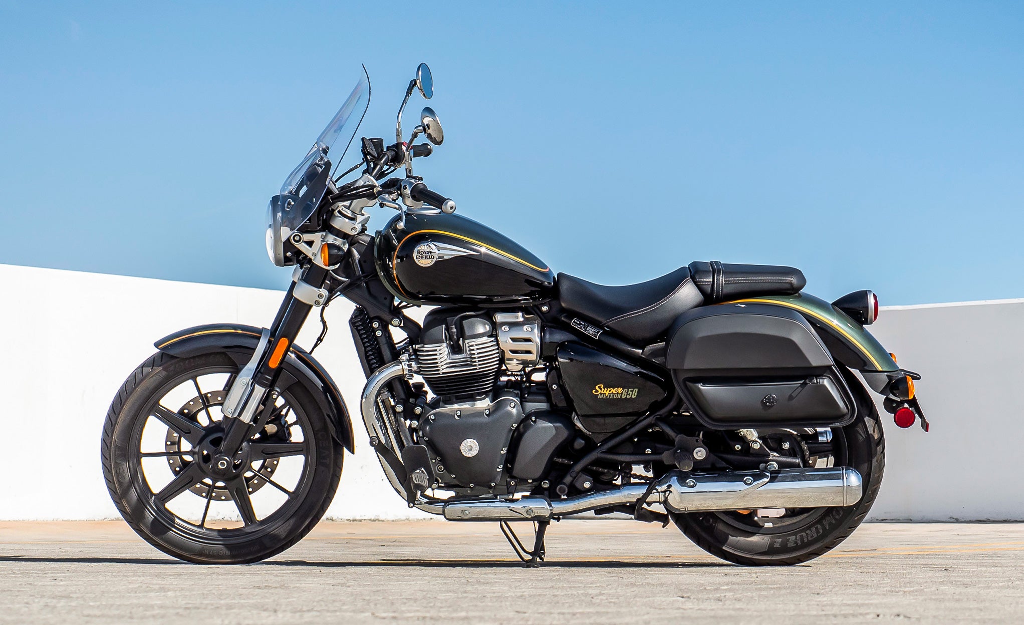 28L - Pantheon Medium Quick-Mount Royal Enfield Super Meteor 650 Motorcycle Saddlebags @expand