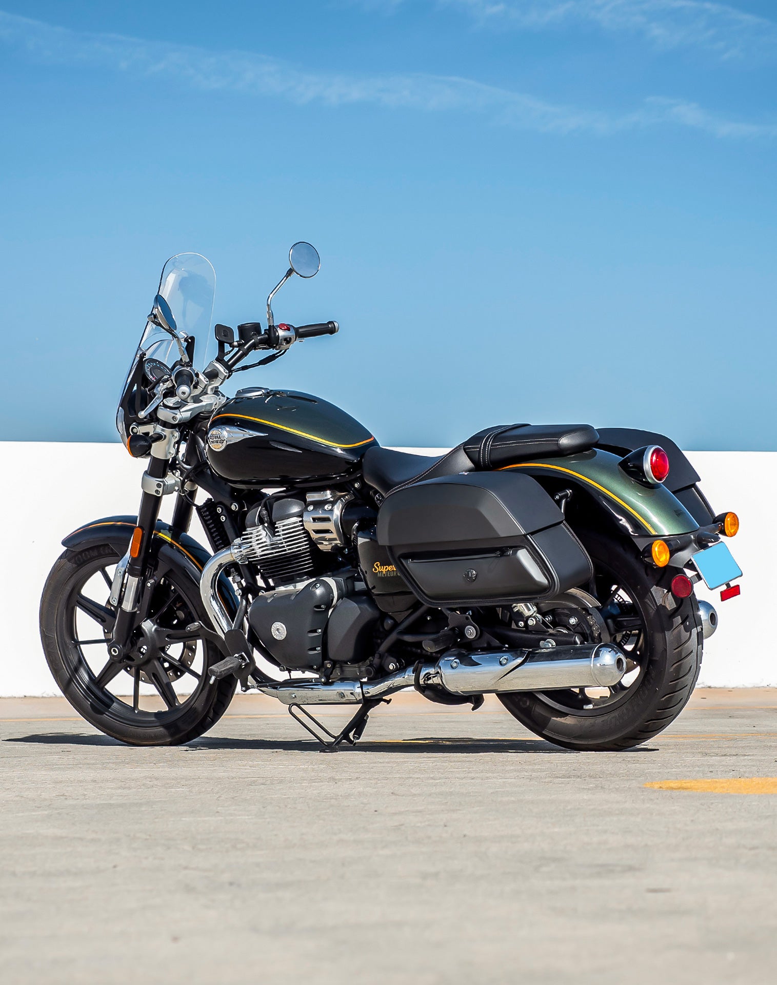 28L - Pantheon Medium Quick-Mount Royal Enfield Super Meteor 650 Motorcycle Saddlebags v1