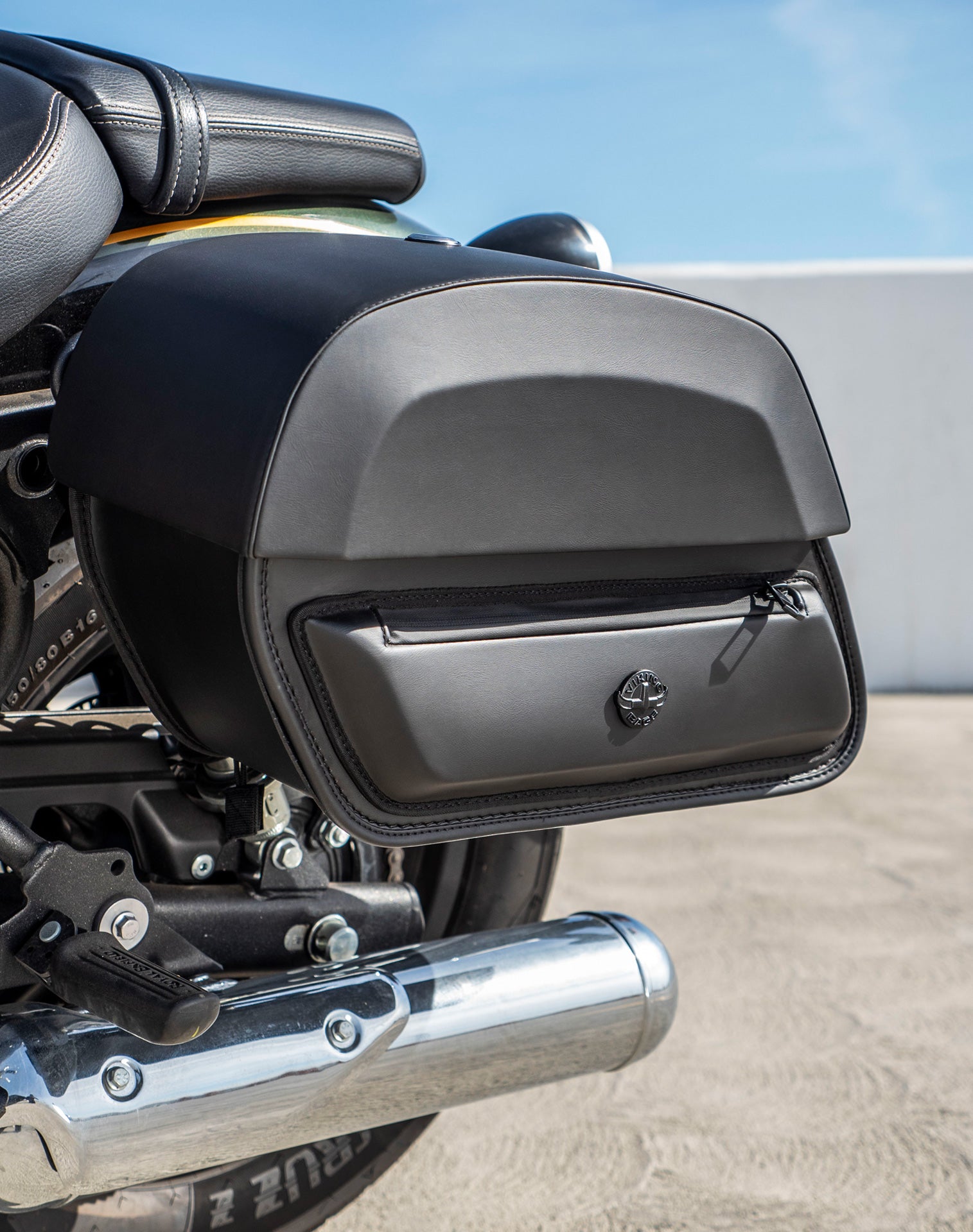 28L - Pantheon Medium Quick-Mount Royal Enfield Super Meteor 650 Motorcycle Saddlebags v2