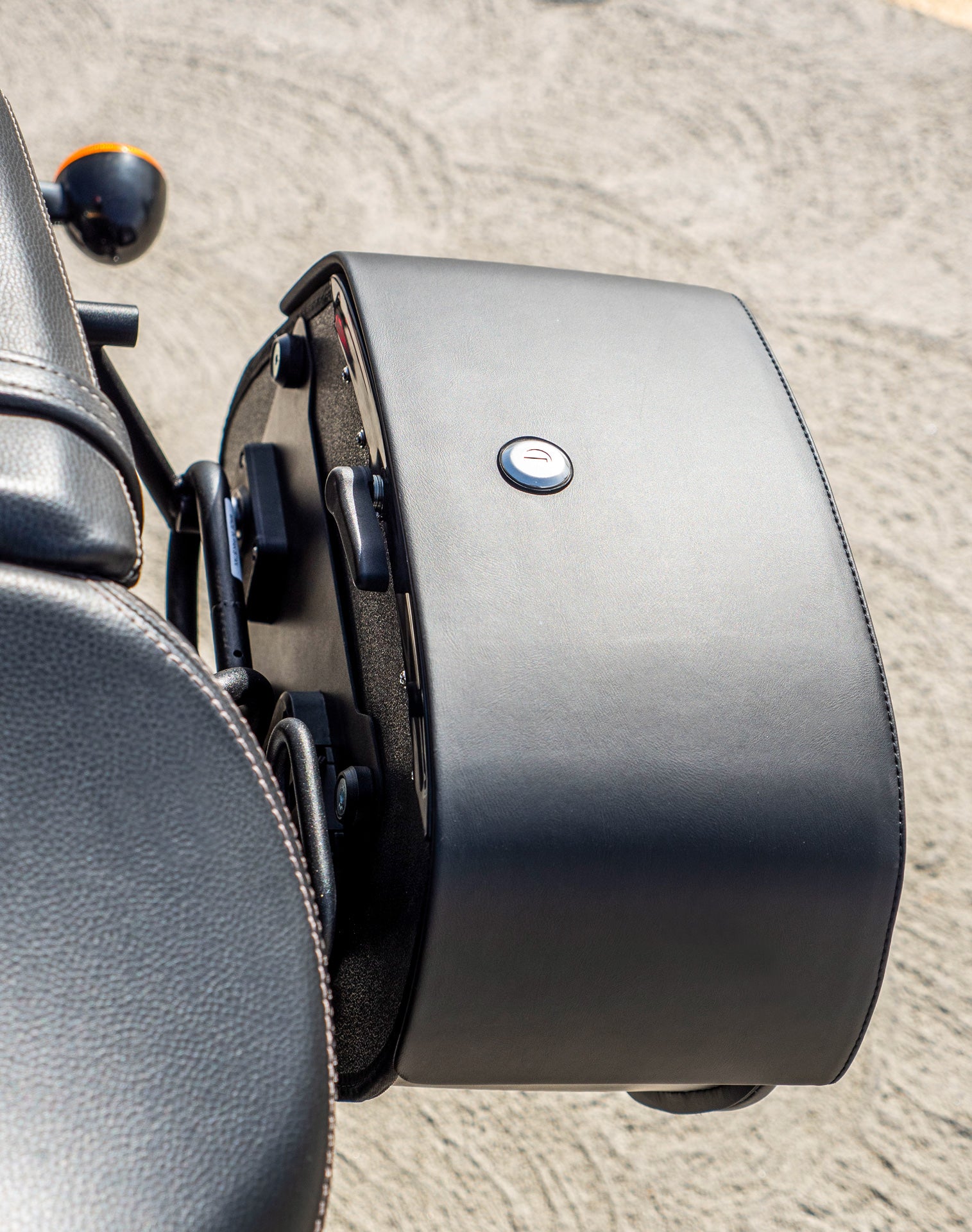 28L - Pantheon Medium Quick-Mount Royal Enfield Super Meteor 650 Motorcycle Saddlebags v3