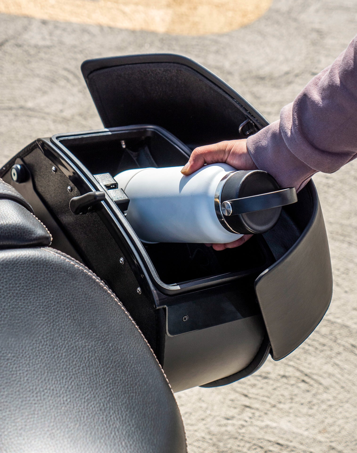 28L - Pantheon Medium Quick-Mount Royal Enfield Super Meteor 650 Motorcycle Saddlebags v4