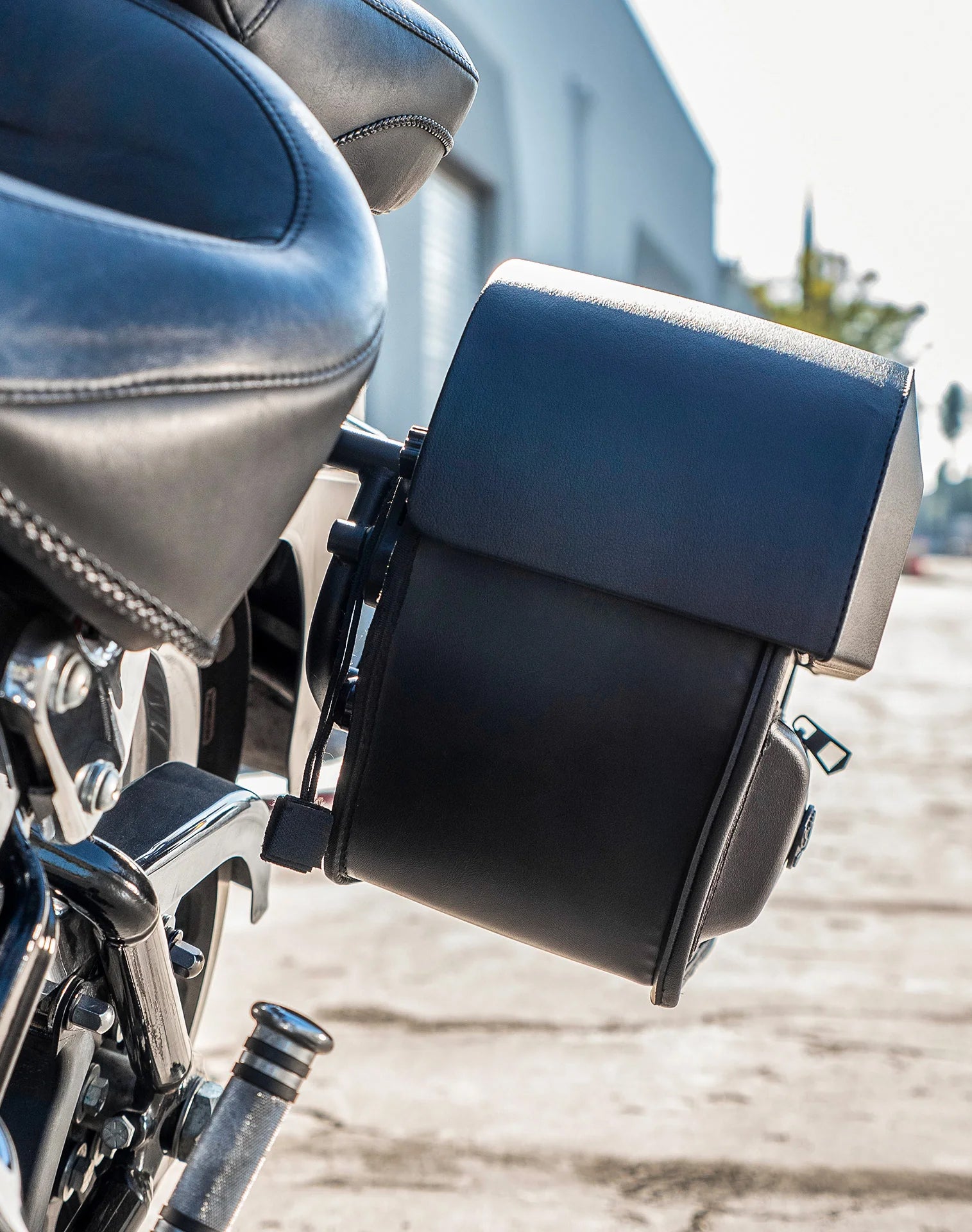 28L - Pantheon Medium Quick-Mount Motorcycle Saddlebags for Harley Softail Fat Boy FLSTF/I v3