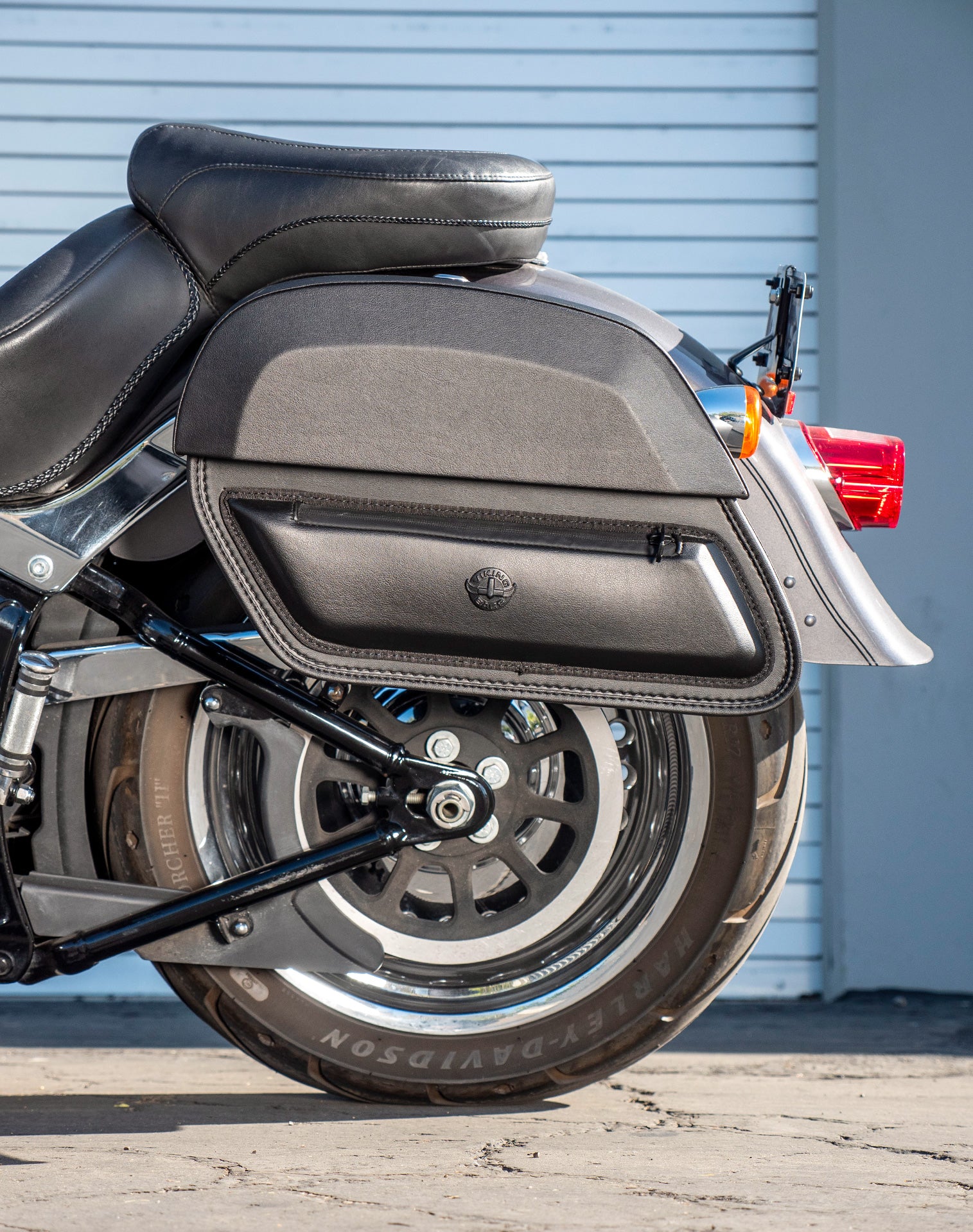 28L - Pantheon Medium Quick-Mount Saddlebags for Heritage Classic FLSTC/I v2