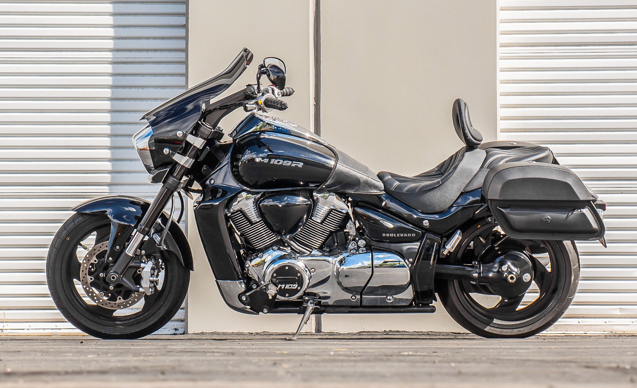 28L - Pantheon Medium Quick-Mount Suzuki Boulevard M109 VZR1800 Motorcycle Saddlebags @expand