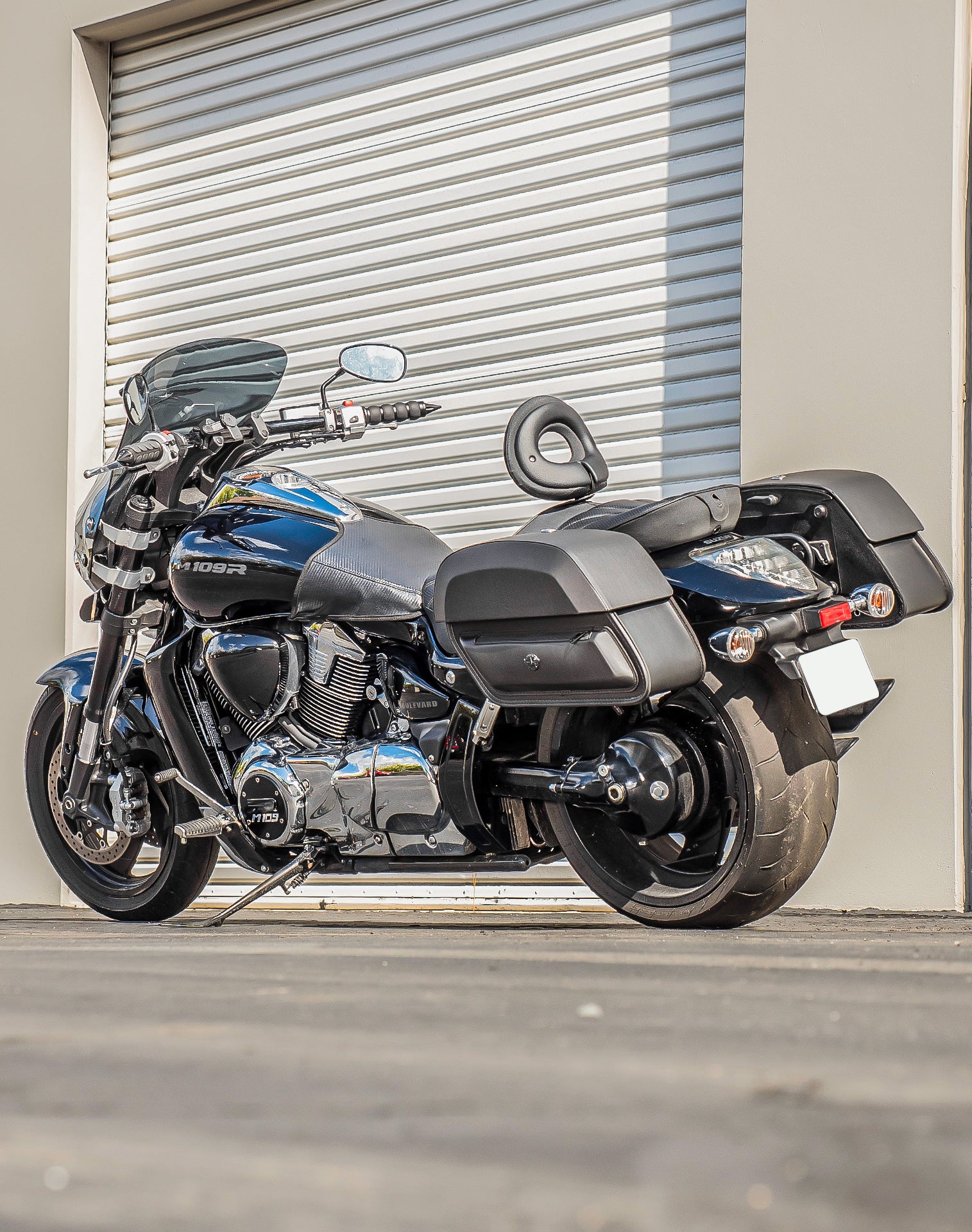 28L - Pantheon Medium Quick-Mount Suzuki Boulevard M109 VZR1800 Motorcycle Saddlebags v1