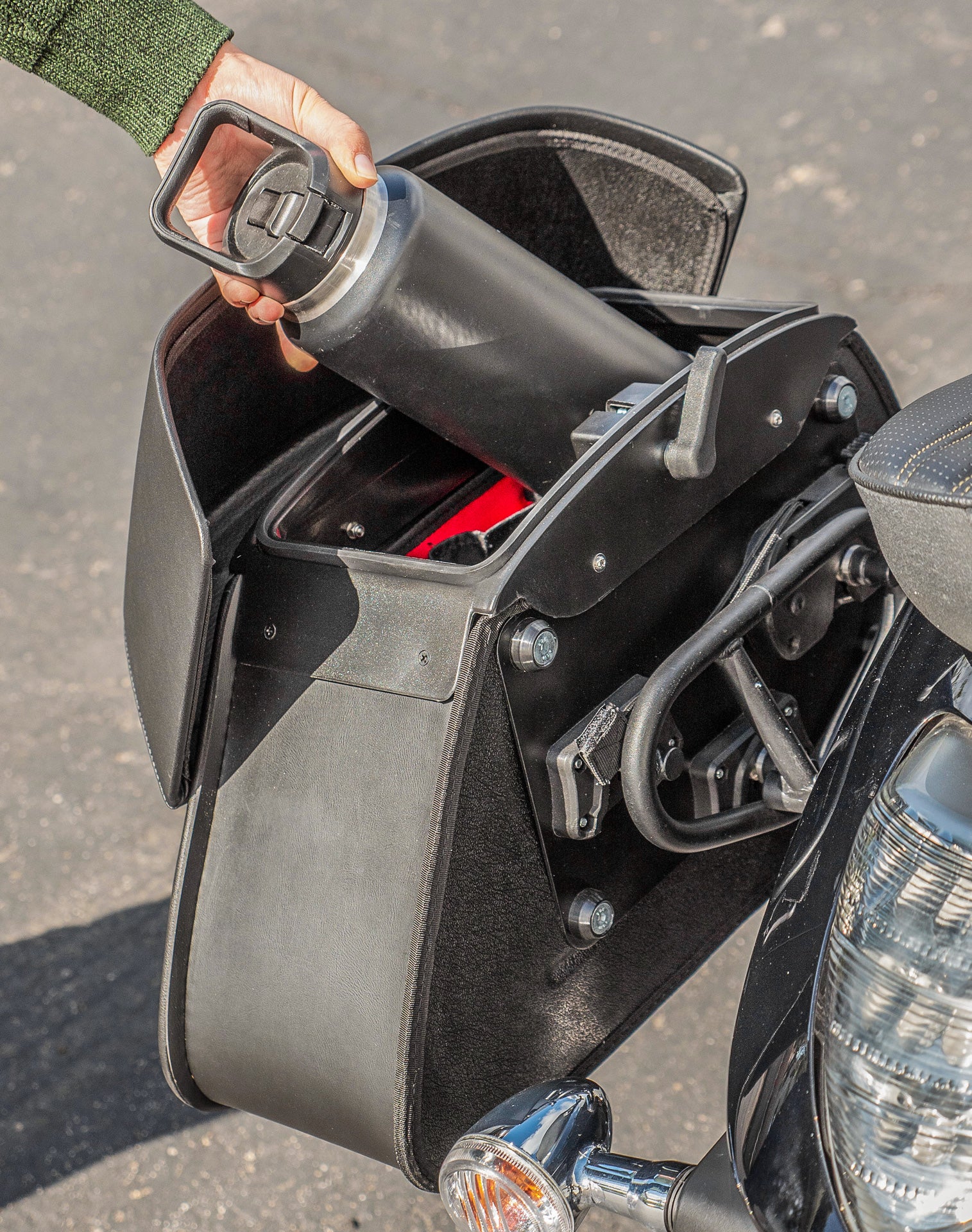 28L - Pantheon Medium Quick-Mount Suzuki Boulevard M109 VZR1800 Motorcycle Saddlebags v4