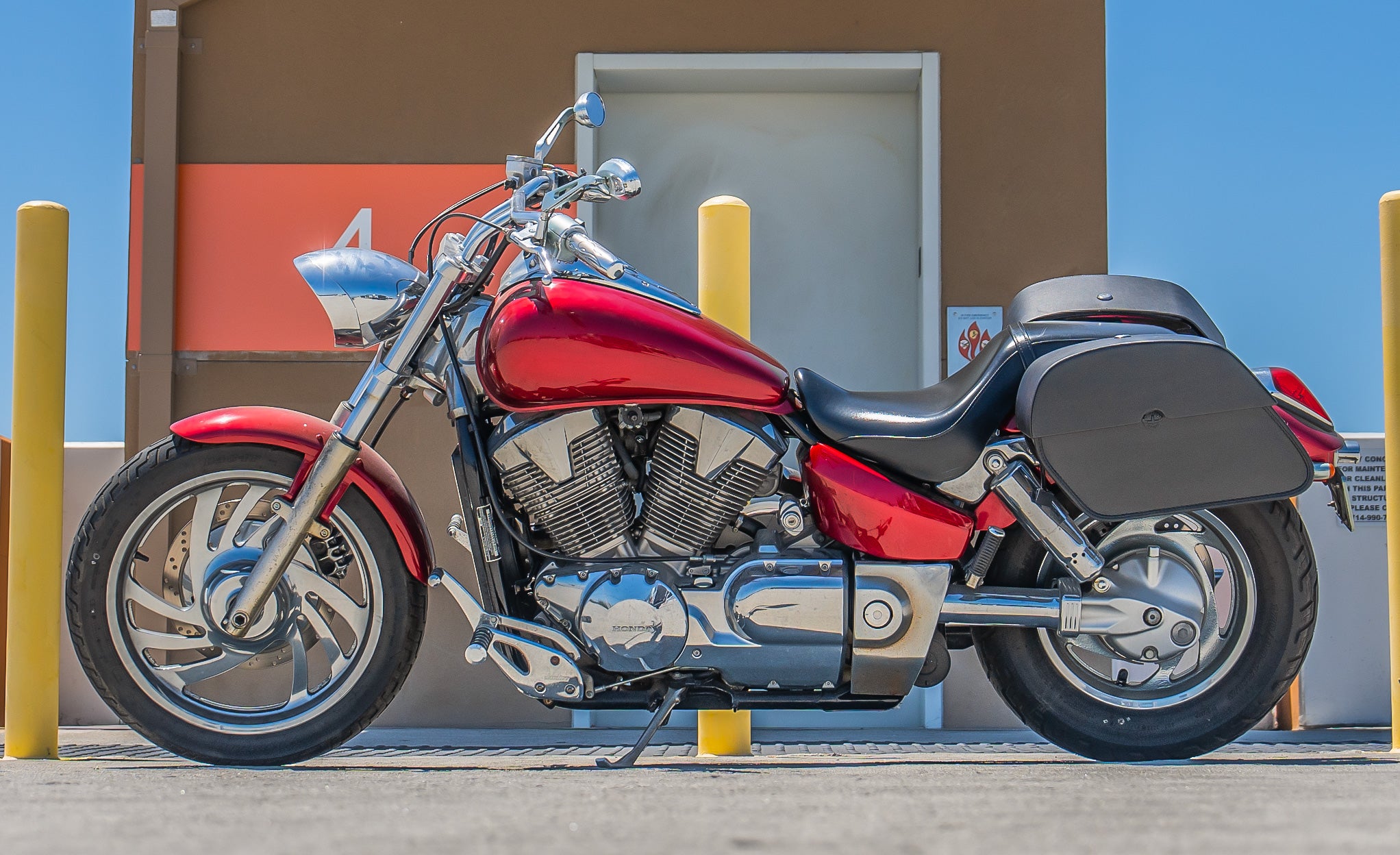 28L - Panzer Quick-Mount Medium Honda VTX 1300 C Motorcycle Saddlebags Life Style Photo @expand