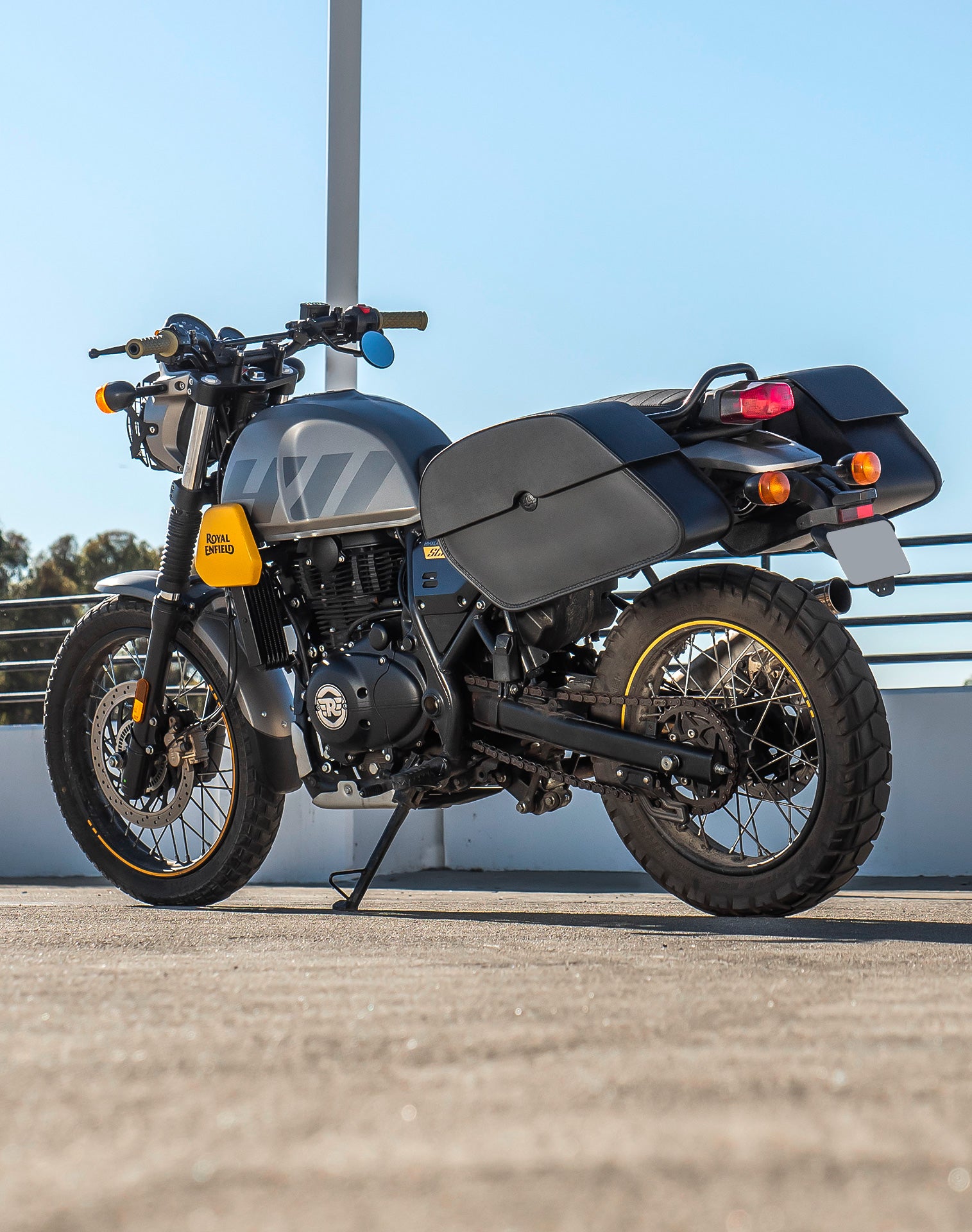 28L - Panzer Medium Quick Mount Royal Enfield Scram 411 Leather Saddlebags v1