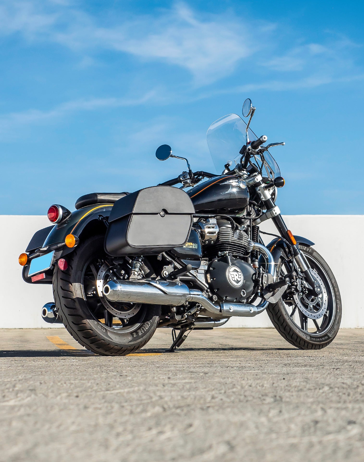 28L - Panzer Medium Quick-Mount Royal Enfield Super Meteor 650 Motorcycle Saddlebags v1