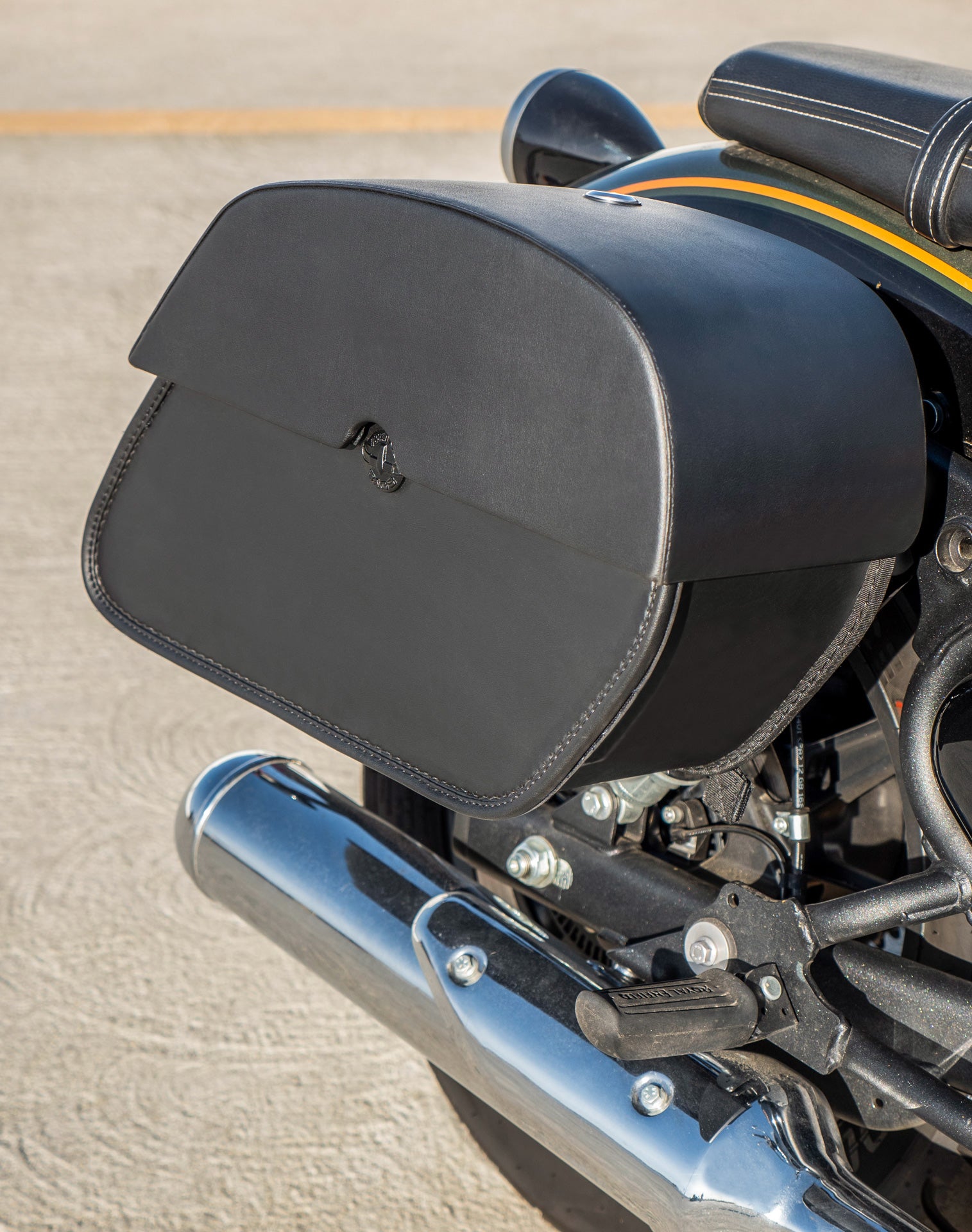 28L - Panzer Medium Quick-Mount Royal Enfield Super Meteor 650 Motorcycle Saddlebags v2