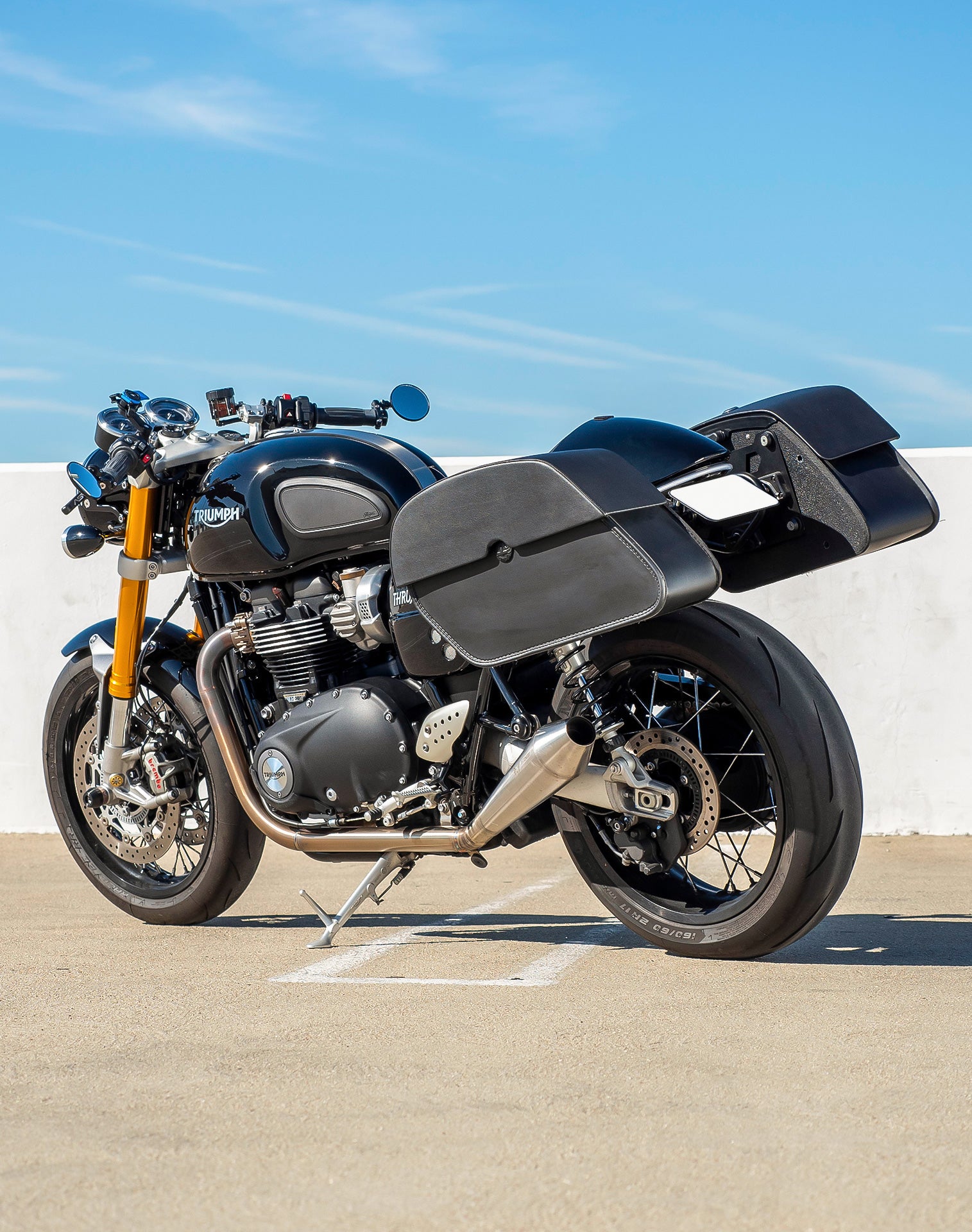 28L - Panzer Medium Quick Mount Triumph Thruxton RS Leather Saddlebags v1