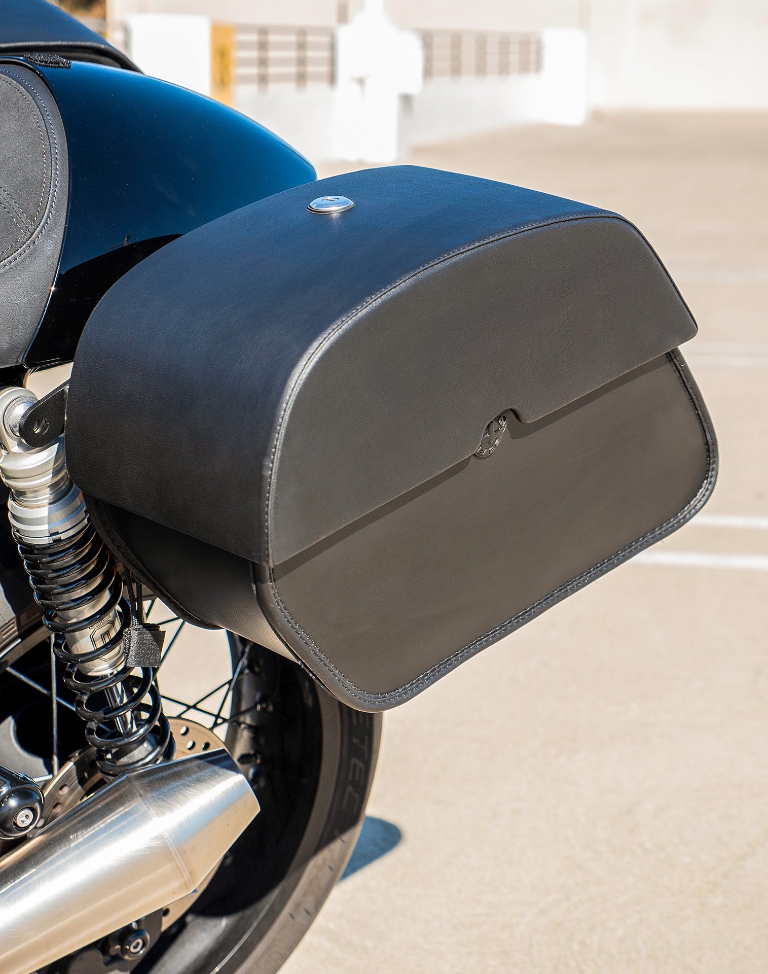 28L - Panzer Medium Quick Mount Triumph Thruxton RS Leather Saddlebags v2