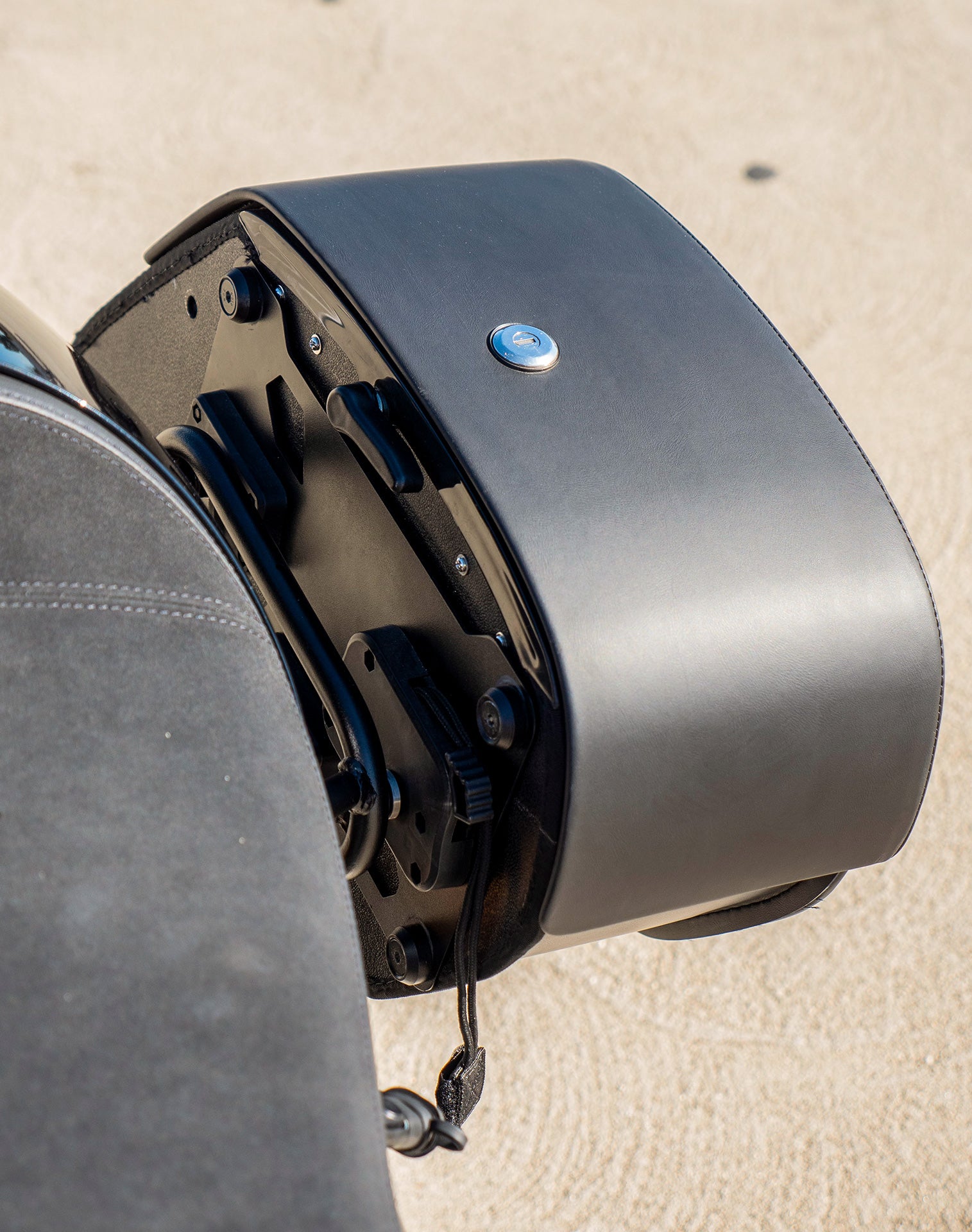 28L - Panzer Medium Quick Mount Triumph Thruxton RS Leather Saddlebags v3