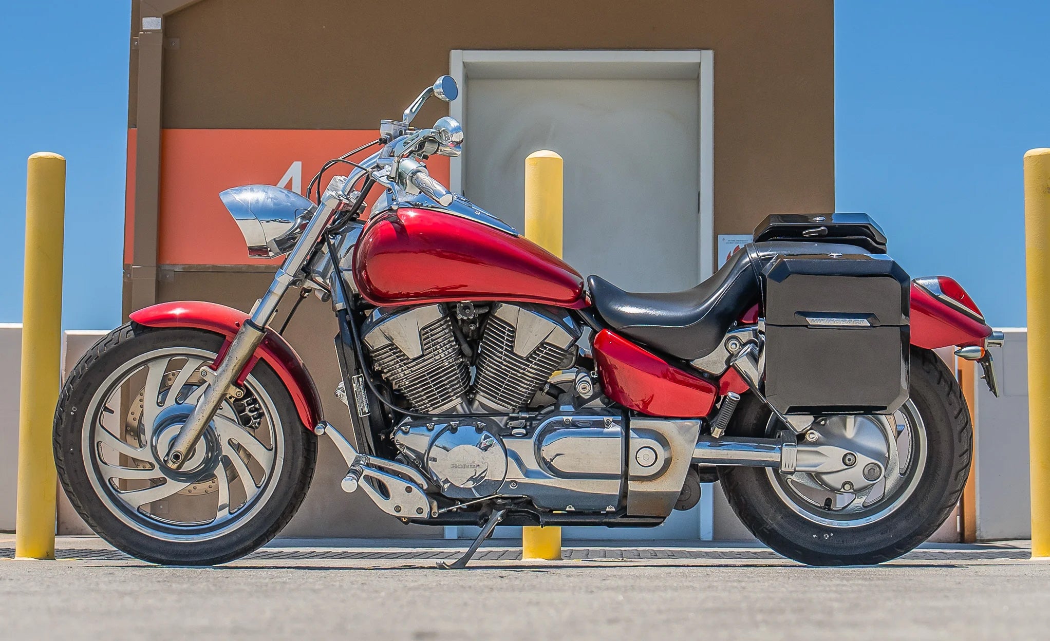 30L - Outlaw Quick-Mount Medium Honda VTX 1300 C Painted Hard Saddlebags Life Style Photo @expand