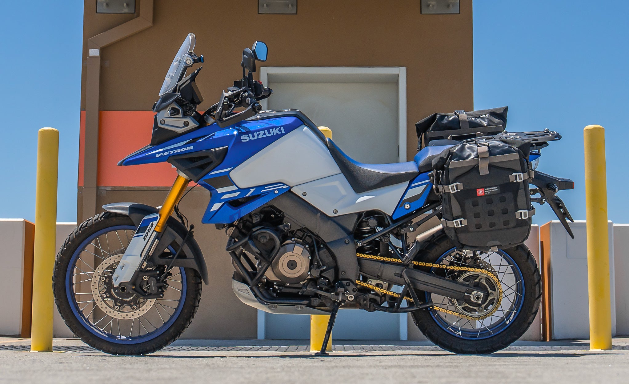 40L - Apex Medium Suzuki V-Strom 1050 ADV Touring Panniers Lifestyle @expand