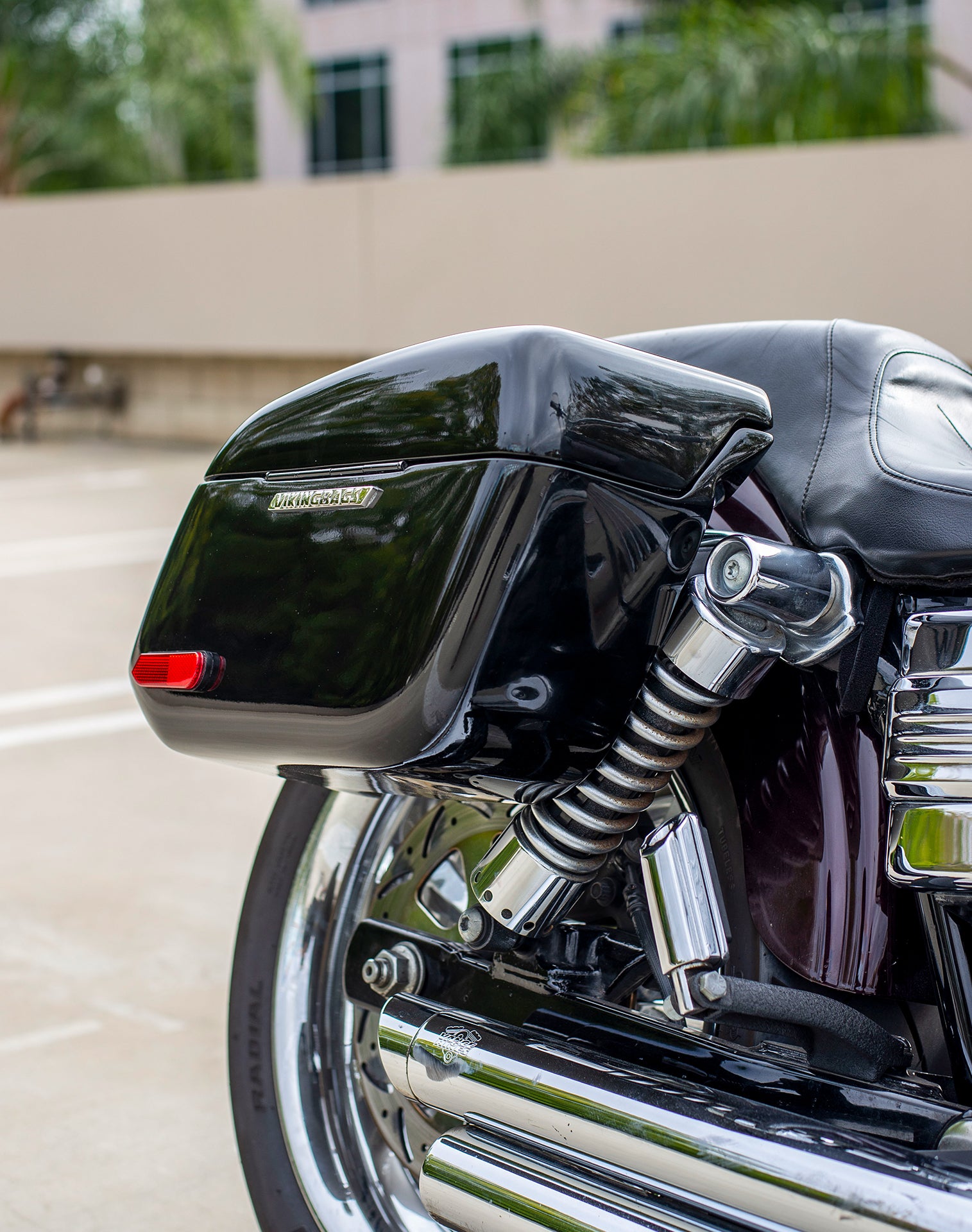 18L - Aegis Quick Mount Medium Shock Cut-Out Harley Dyna Street Bob FXDB/I Painted Hard Saddlebags v3