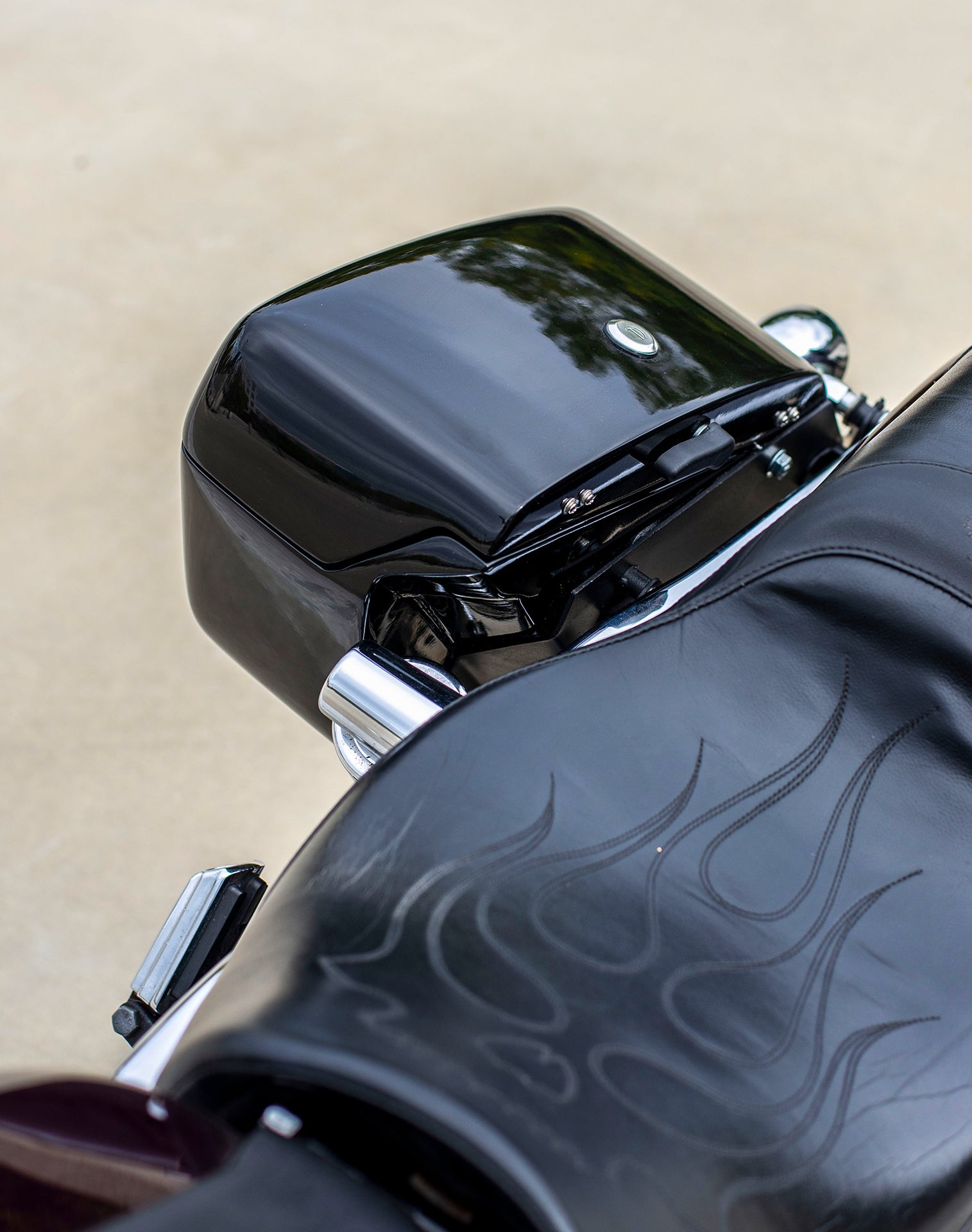 18L - Aegis Quick Mount Medium Shock Cut-Out Harley Dyna Street Bob FXDB/I Painted Hard Saddlebags v4