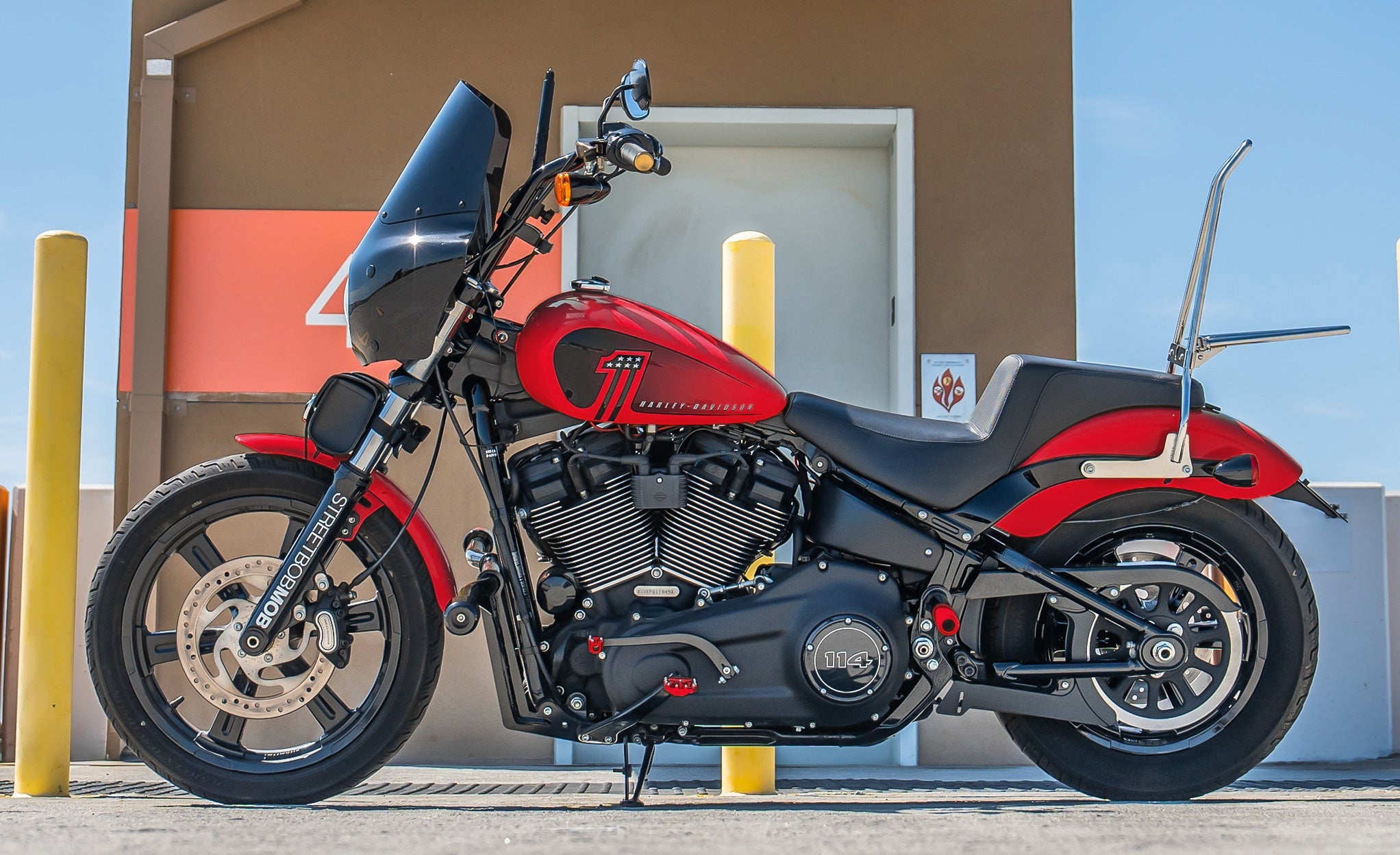 2L - Armor Plain Victory Leather Motorcycle Fork Bag Lifestyle @expand