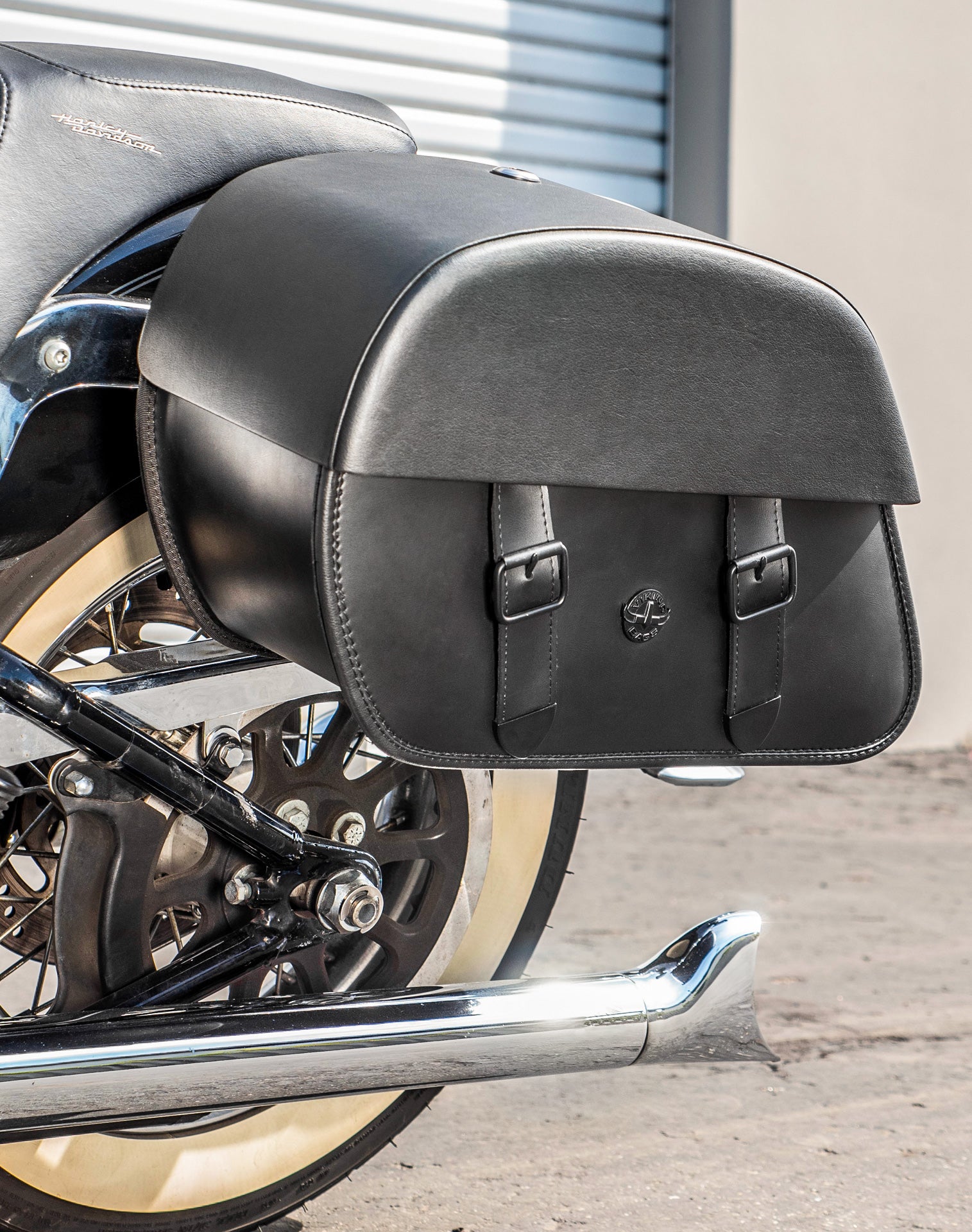 28L - Baelor Medium Motorcycle Saddlebags for Harley Softail Deluxe FLSTN/I v3