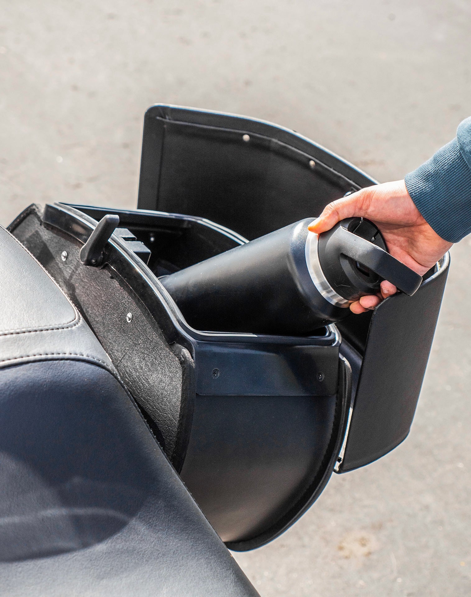 28L - Baelor Medium Motorcycle Saddlebags for Harley Softail Deluxe FLSTN/I v4