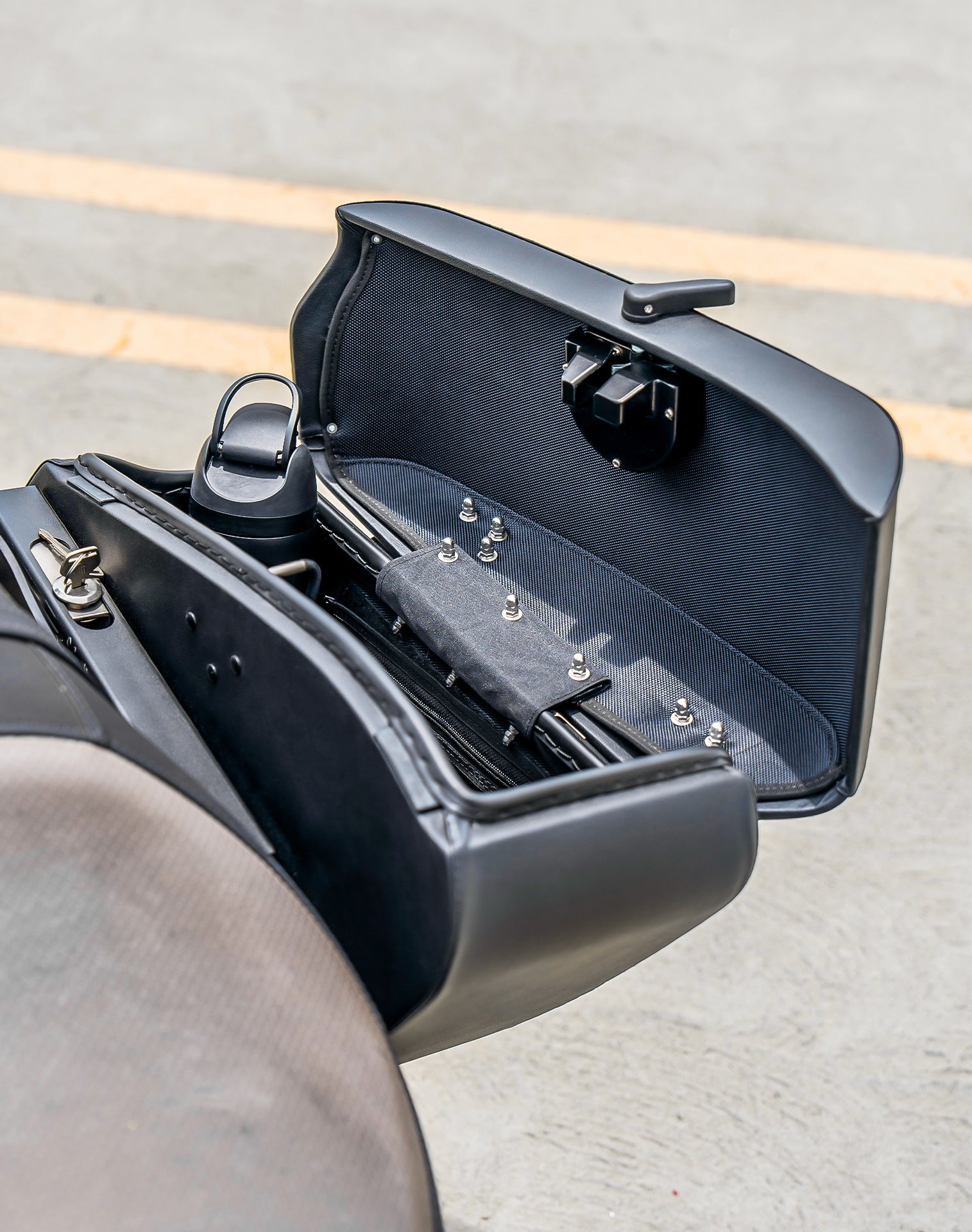 42L - Baldur Extra Large Kawasaki Vulcan 900 Custom VN900C Leather Wrapped Motorcycle Hard Saddlebags Lifestyle